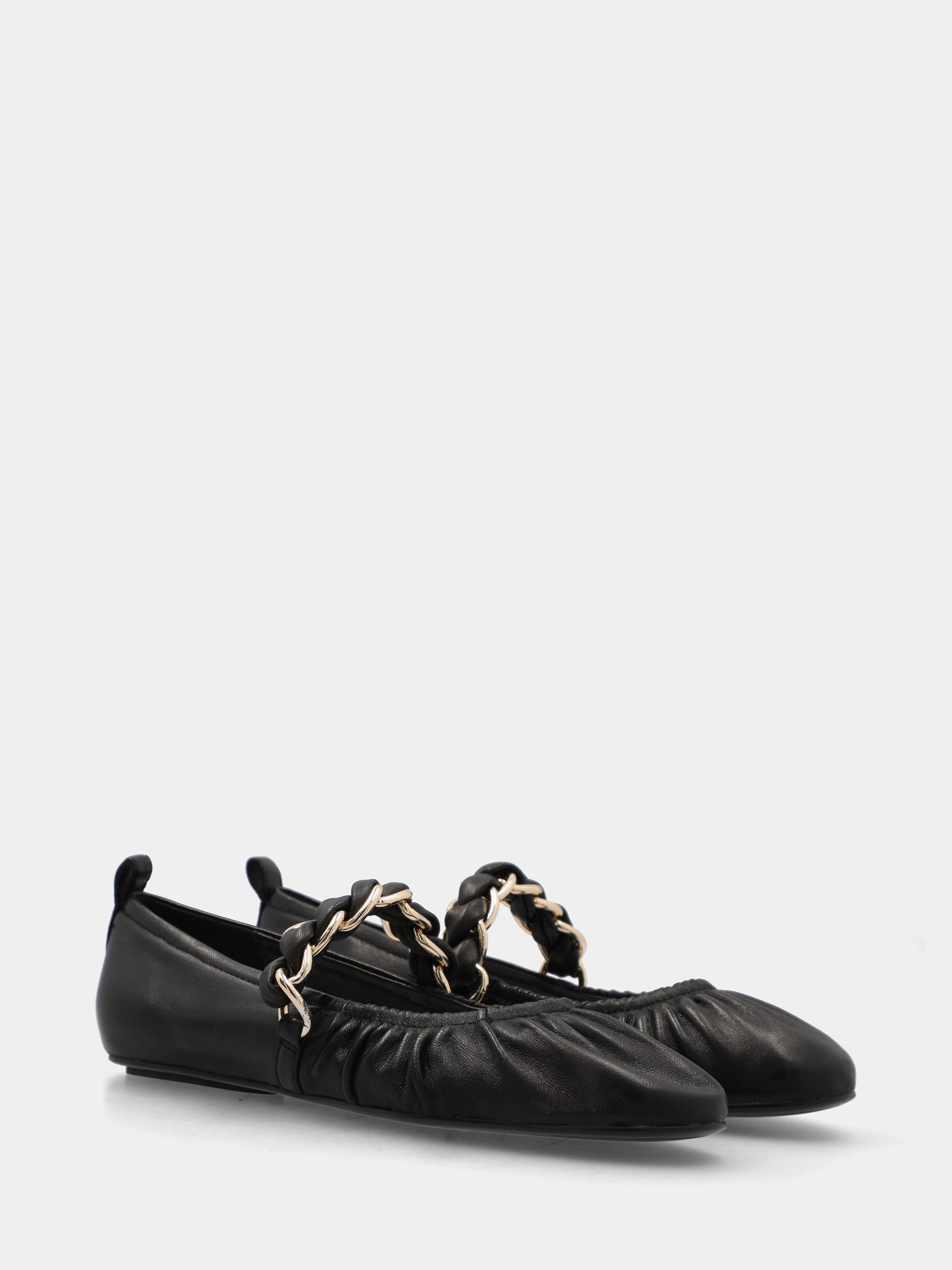 Ballerina in nappa nera con catena sul collo