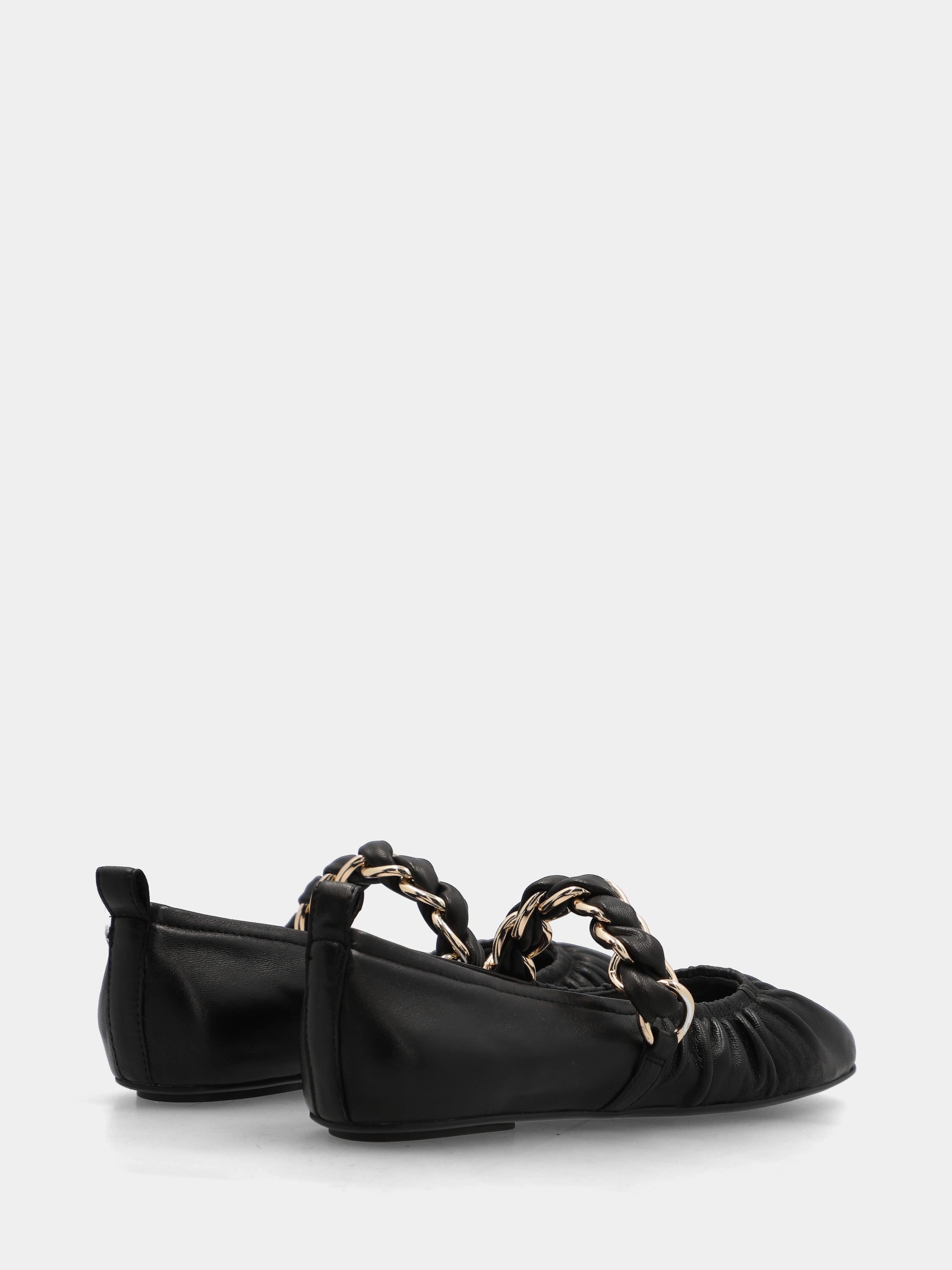 Ballerina in nappa nera con catena sul collo