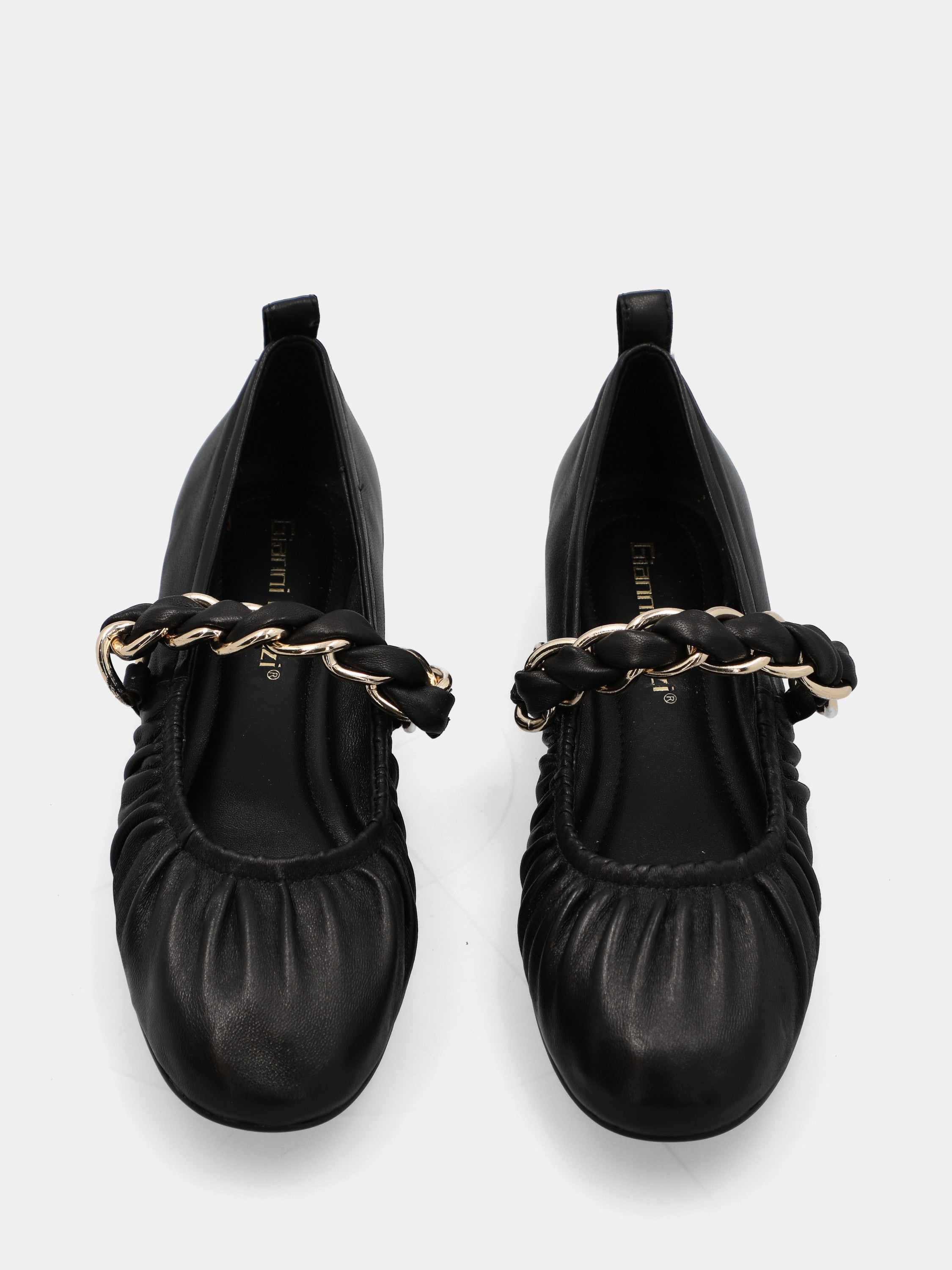 Ballerina in nappa nera con catena sul collo