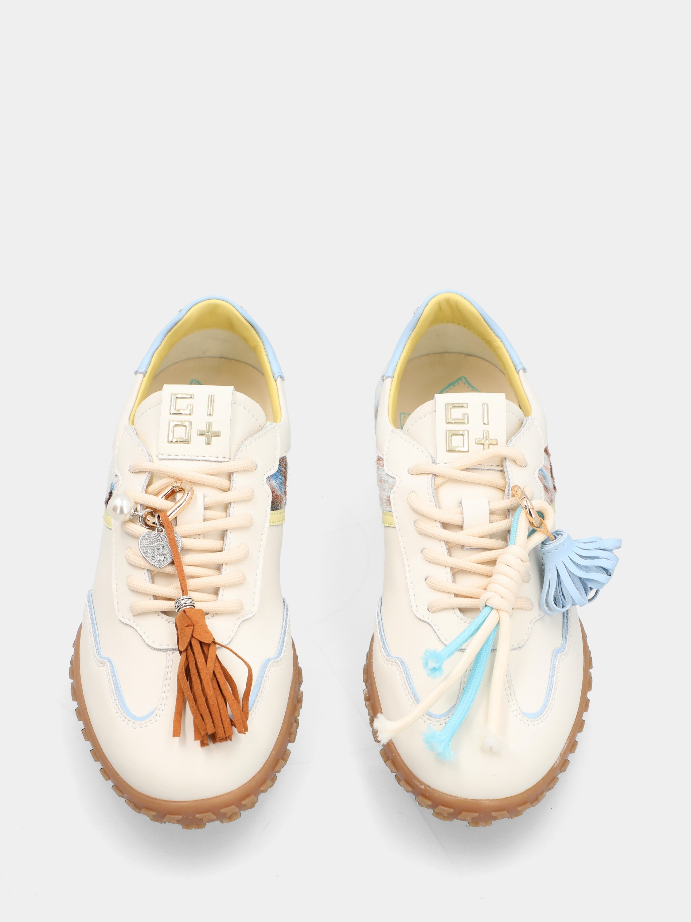 Sneaker aus weißem Nappaleder mit farbigem Ponyfell-Leder und 10mm Keilabsatz