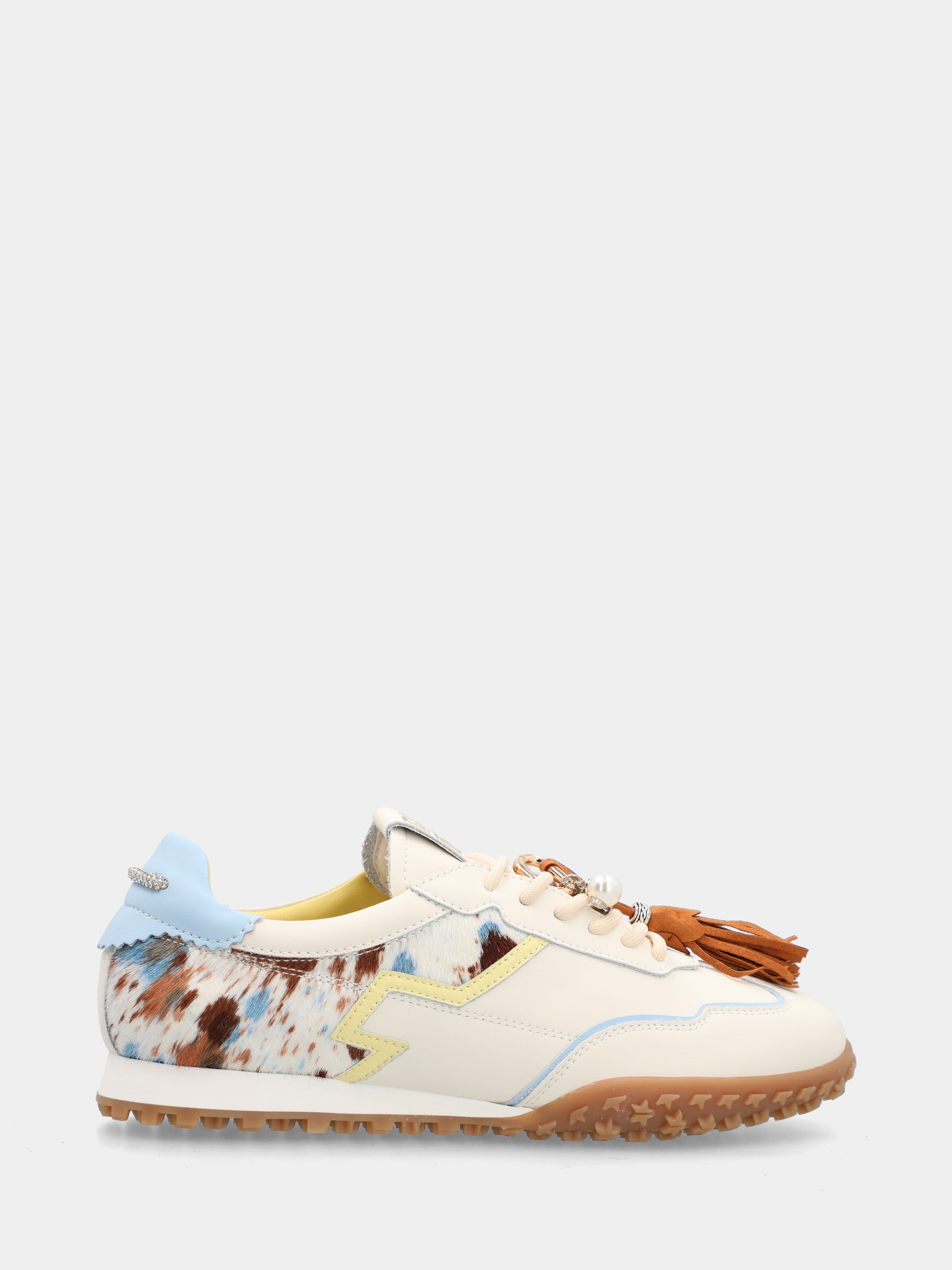 Sneaker aus weißem Nappaleder mit farbigem Ponyfell-Leder und 10mm Keilabsatz