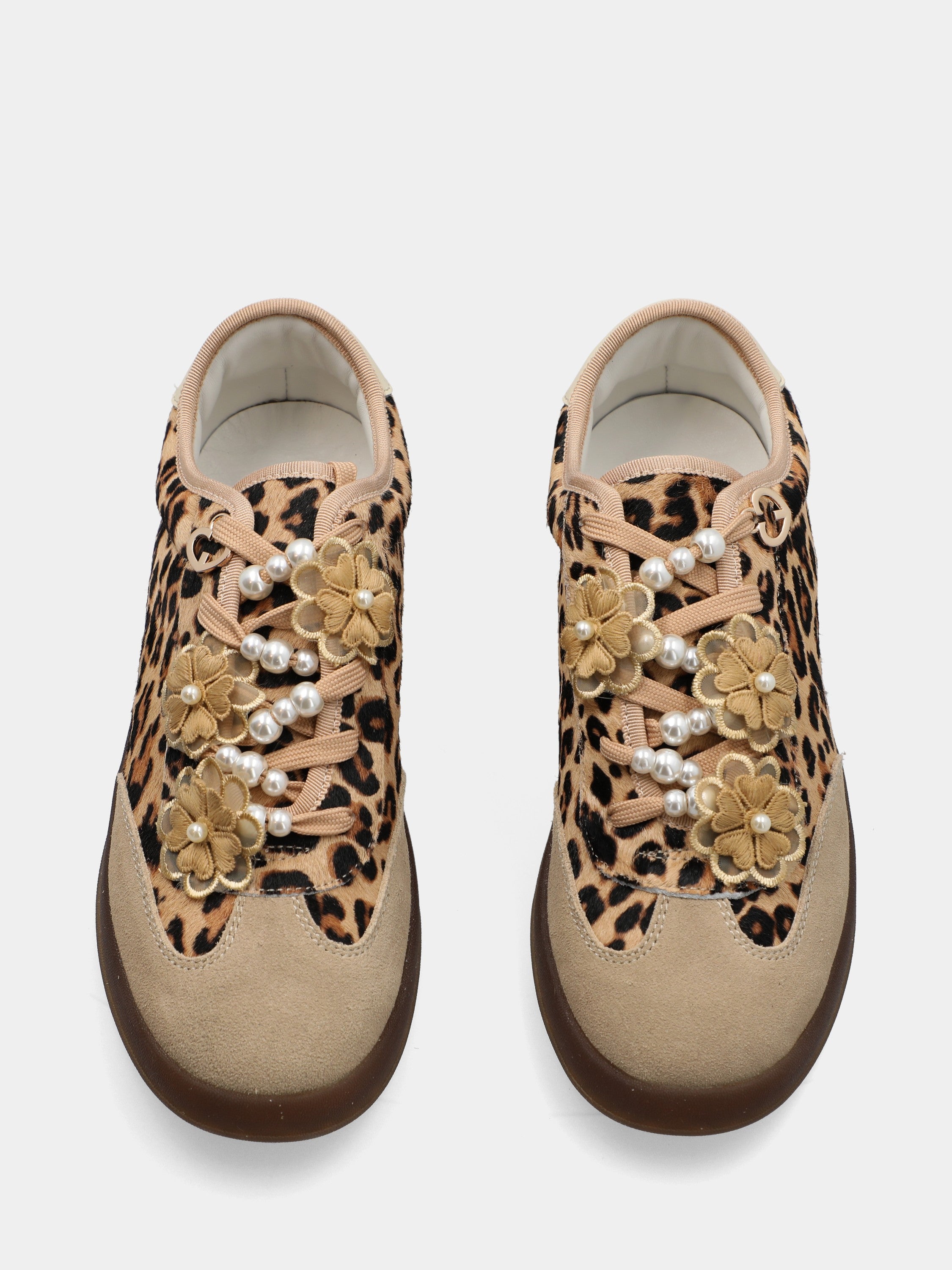 Sneakers in cavallino animalier con fiori e perle