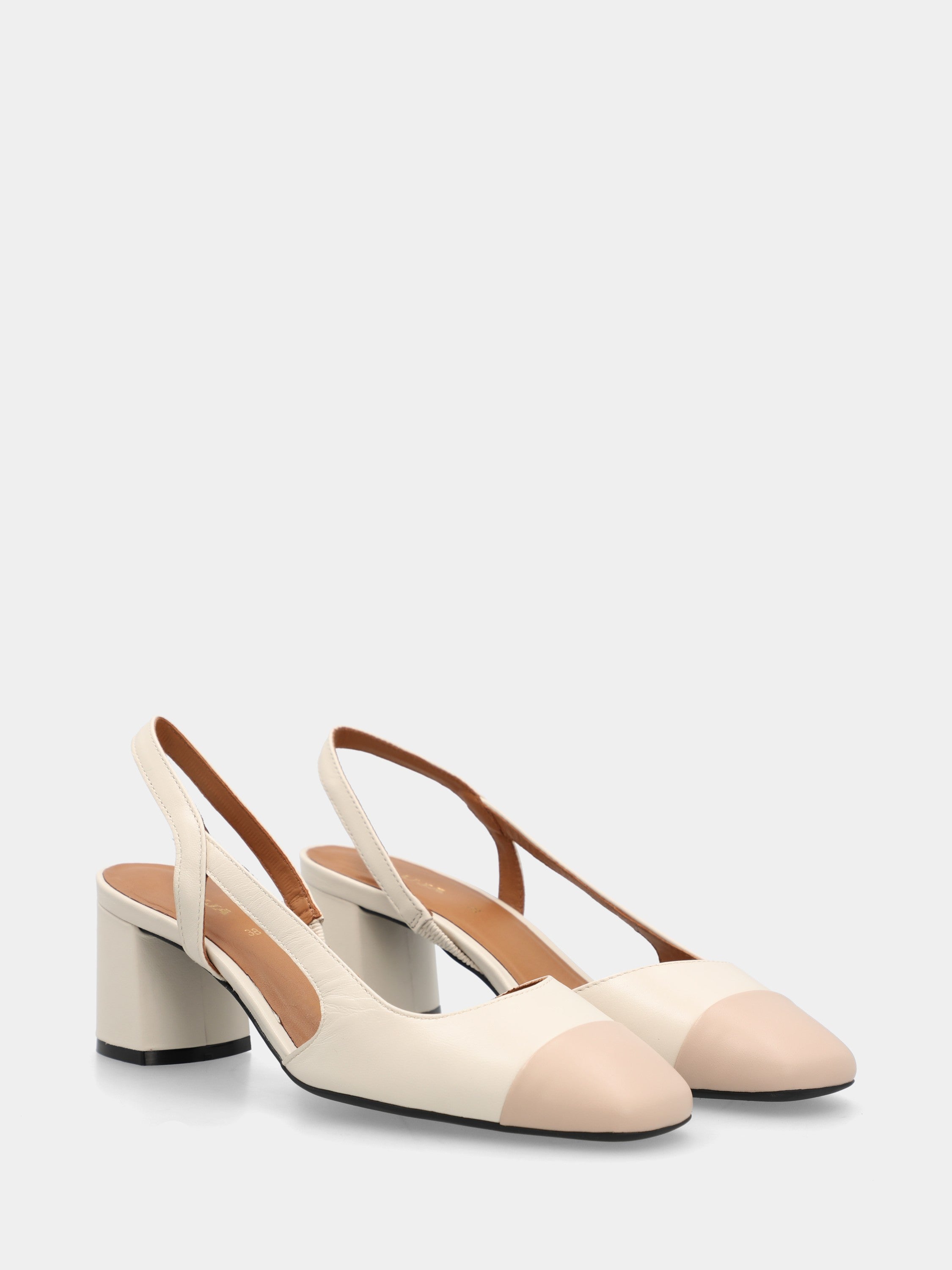 Slingback aus zweifarbigem Nappaleder in Milchweiß und Nude mit quadratischer Spitze