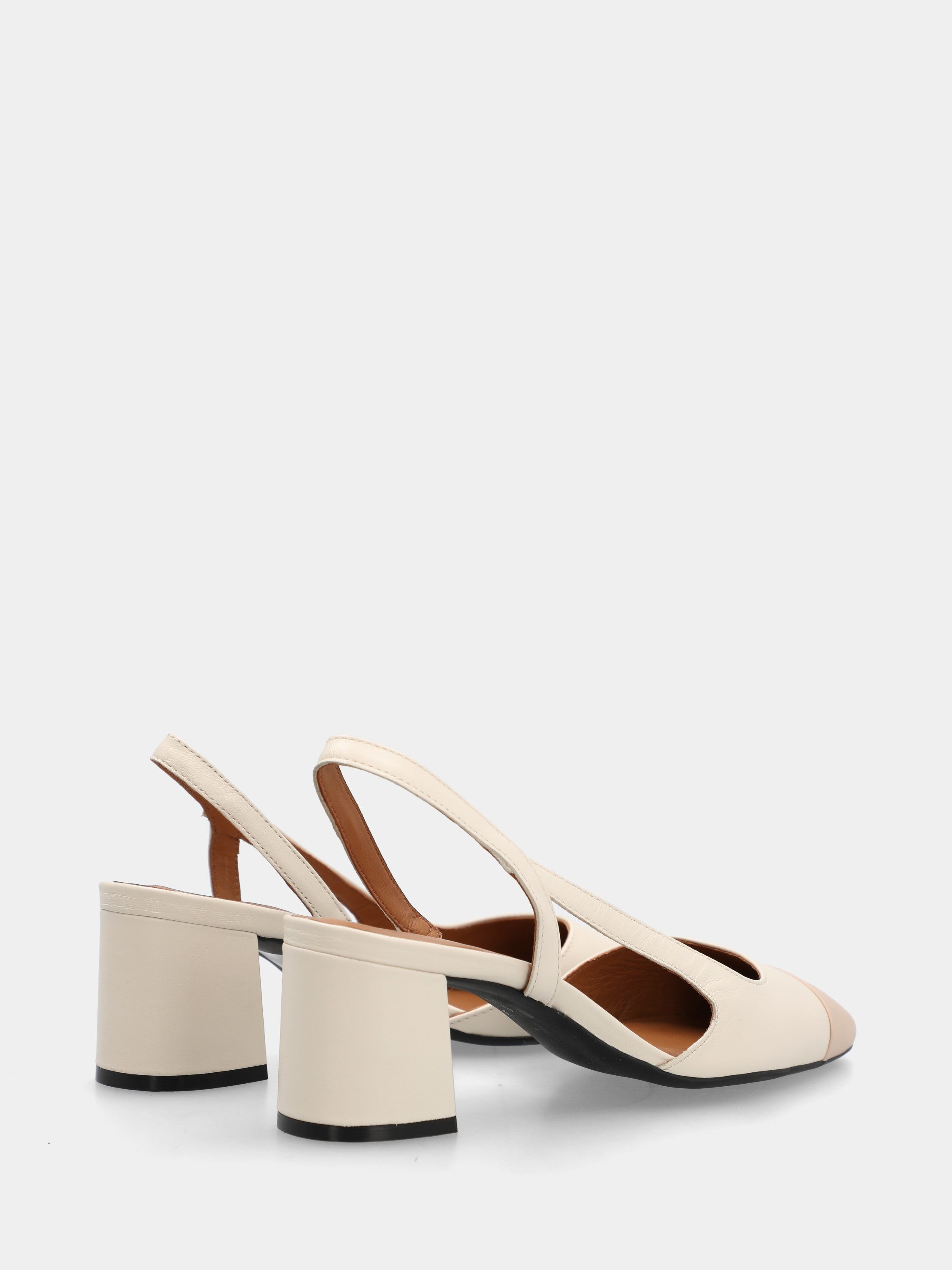 Slingback aus zweifarbigem Nappaleder in Milchweiß und Nude mit quadratischer Spitze