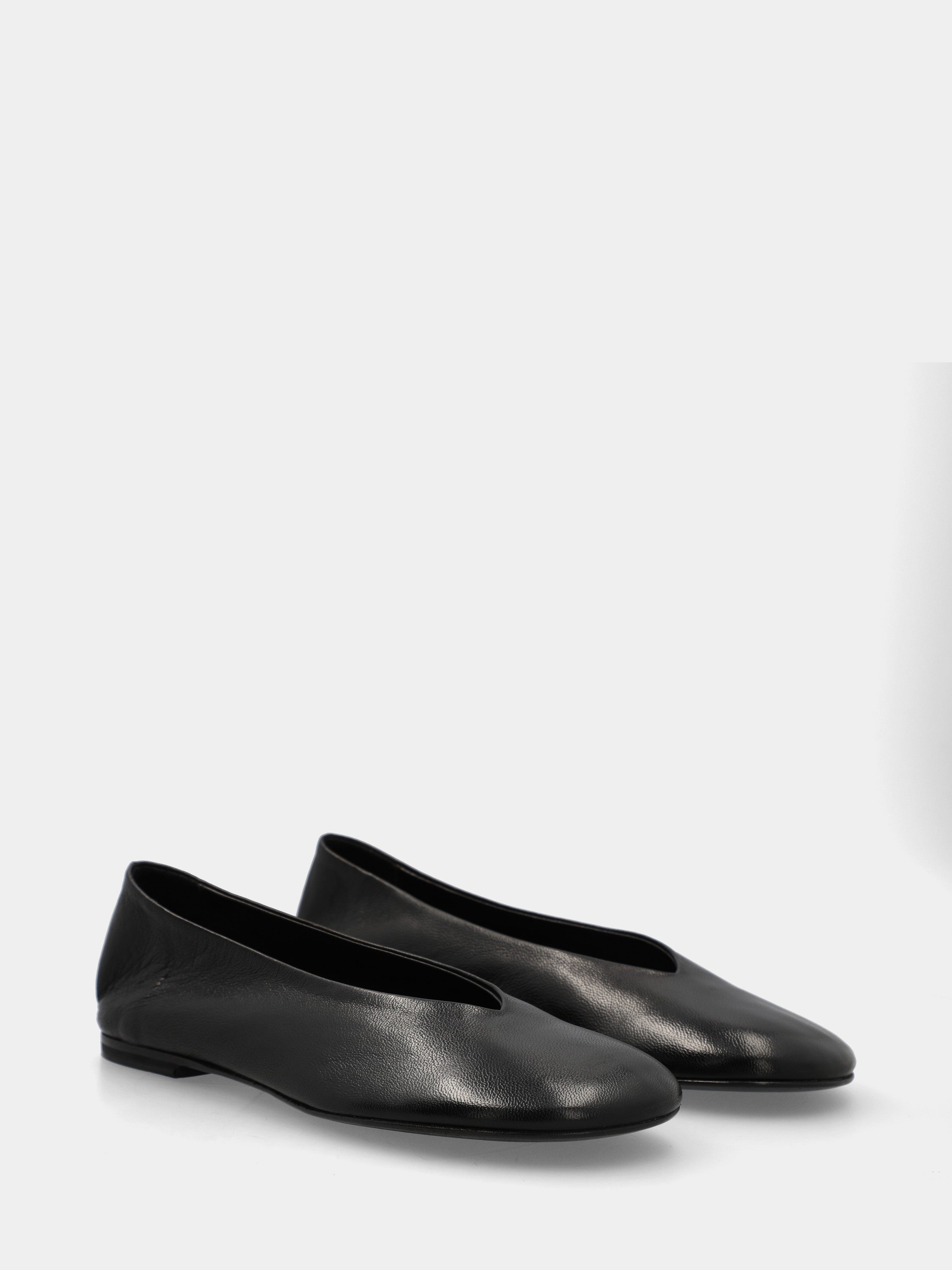 Ballet flat in black nappa leather with V-neckline and wide round toe