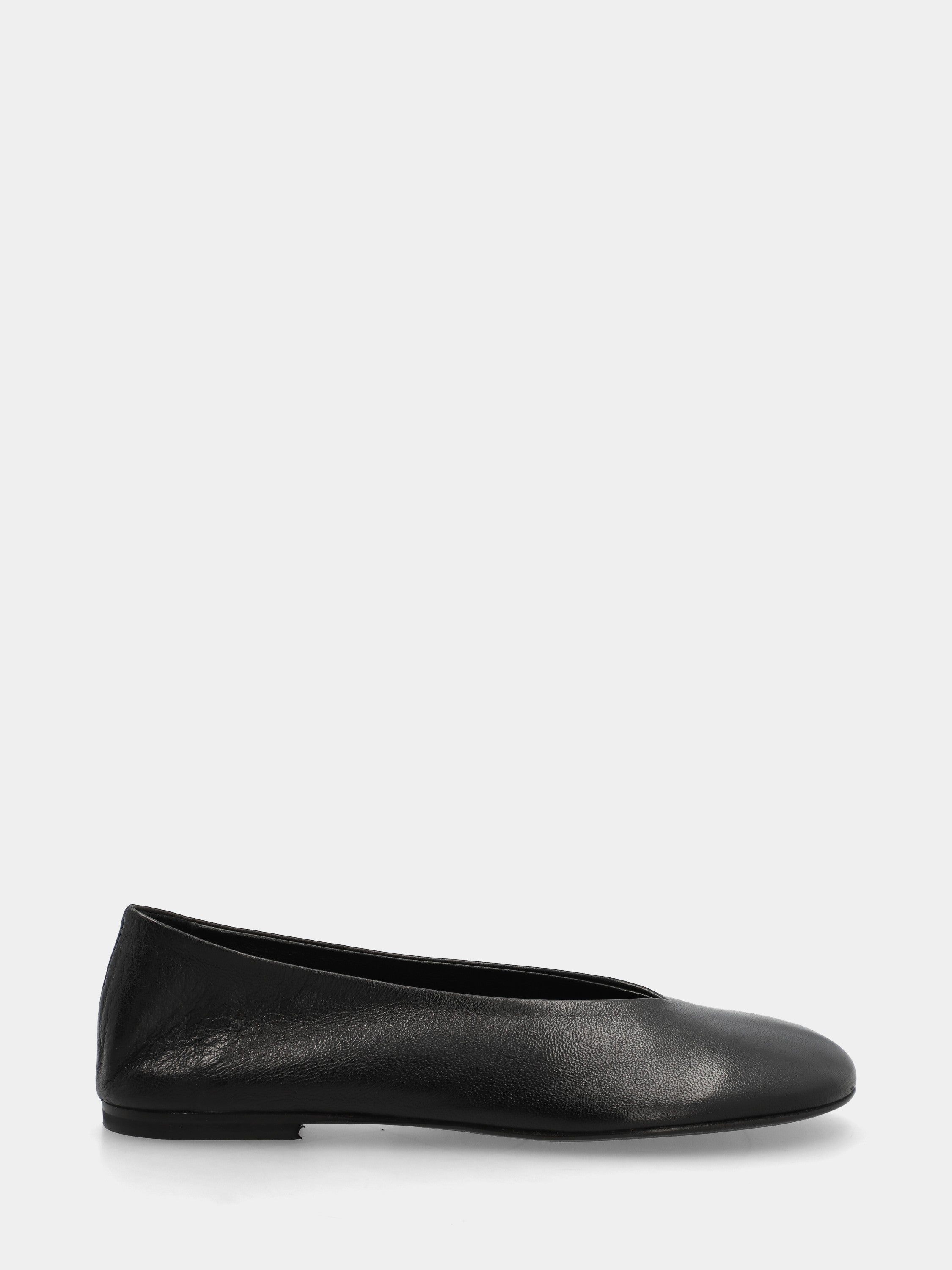 Ballet flat in black nappa leather with V-neckline and wide round toe