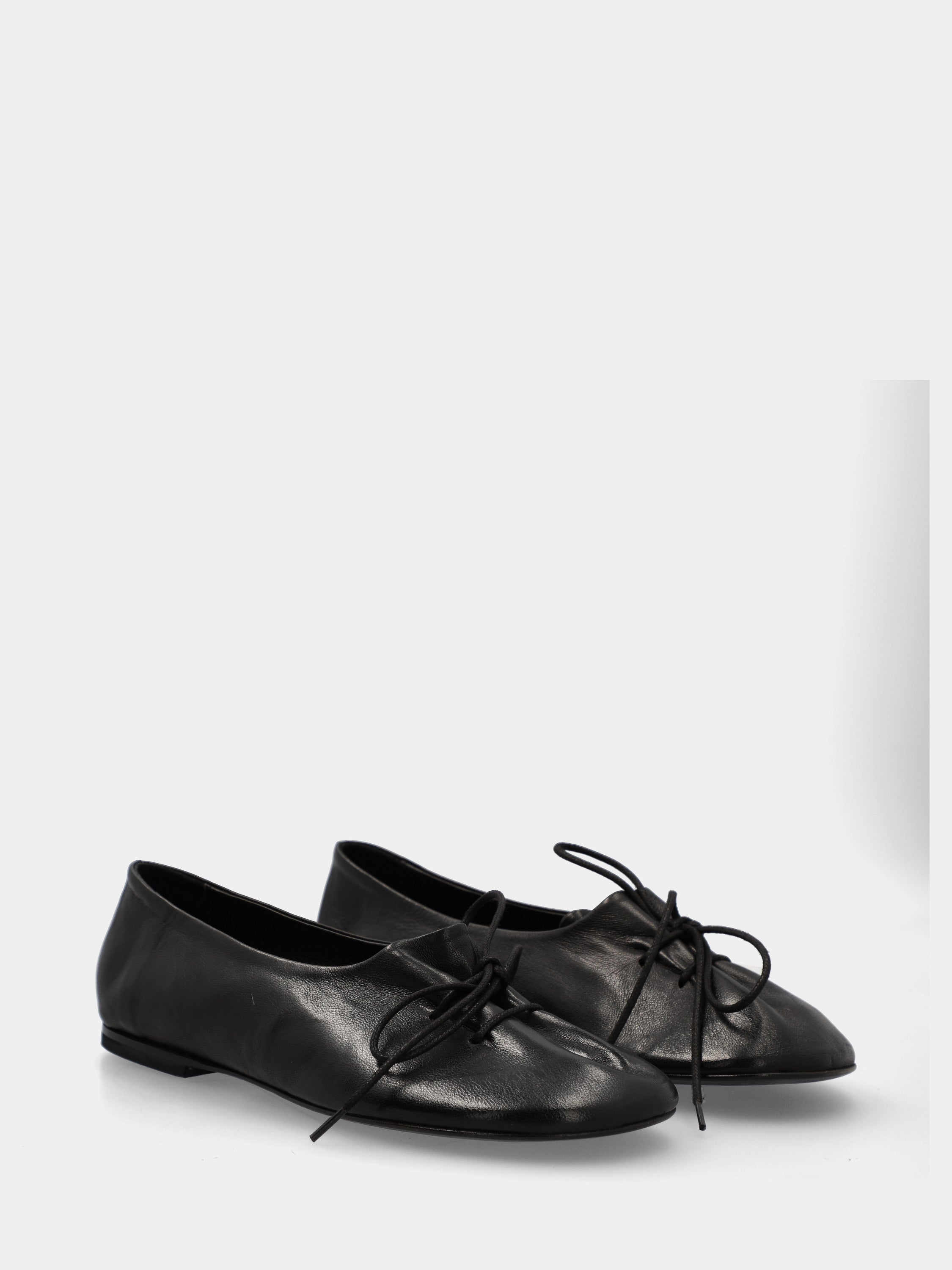 Ballet flat in black nappa leather with lacing and 5mm heel