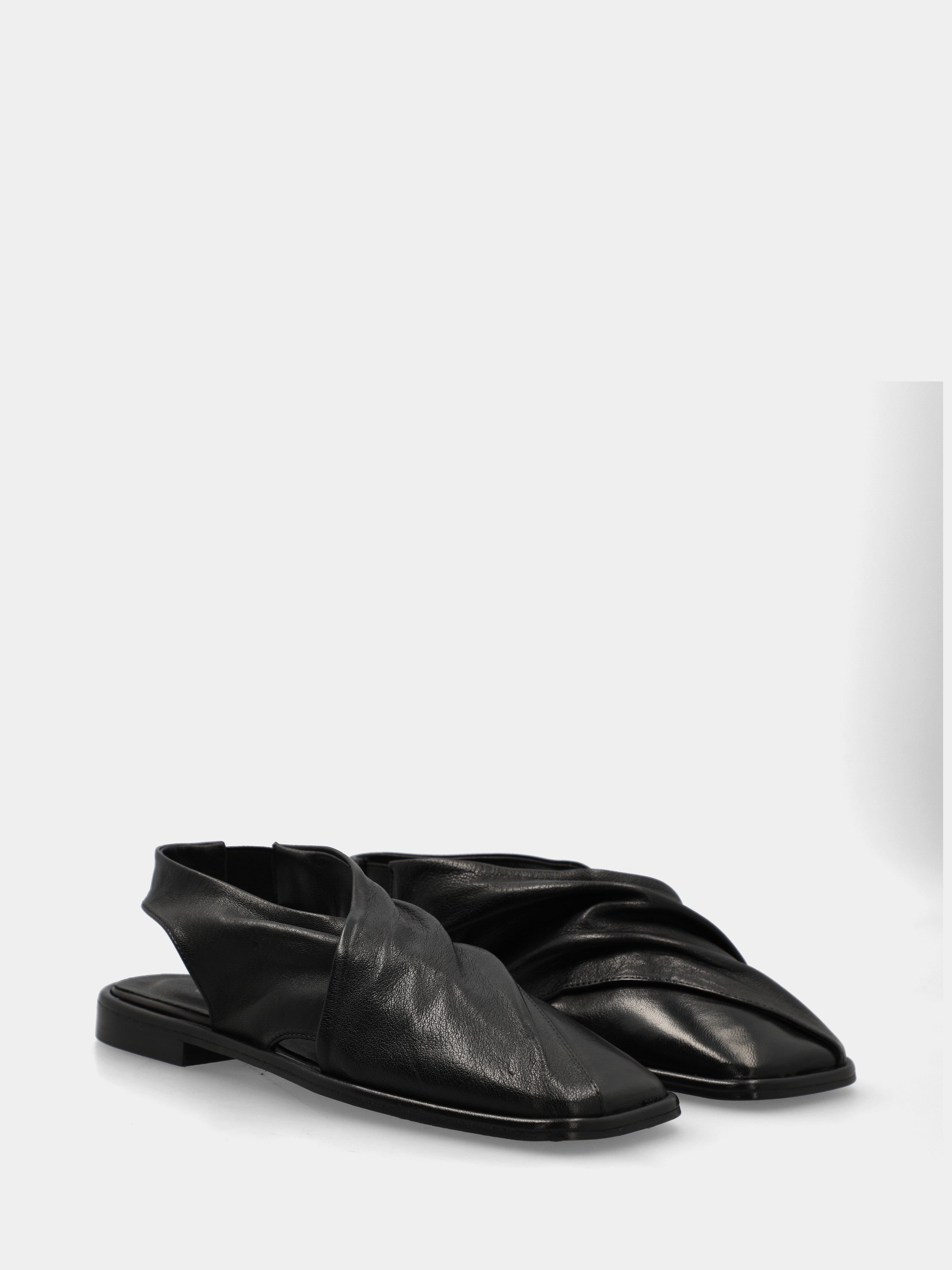 Slingback in nappa nera con lembi sovrapposti e tacco 10mm