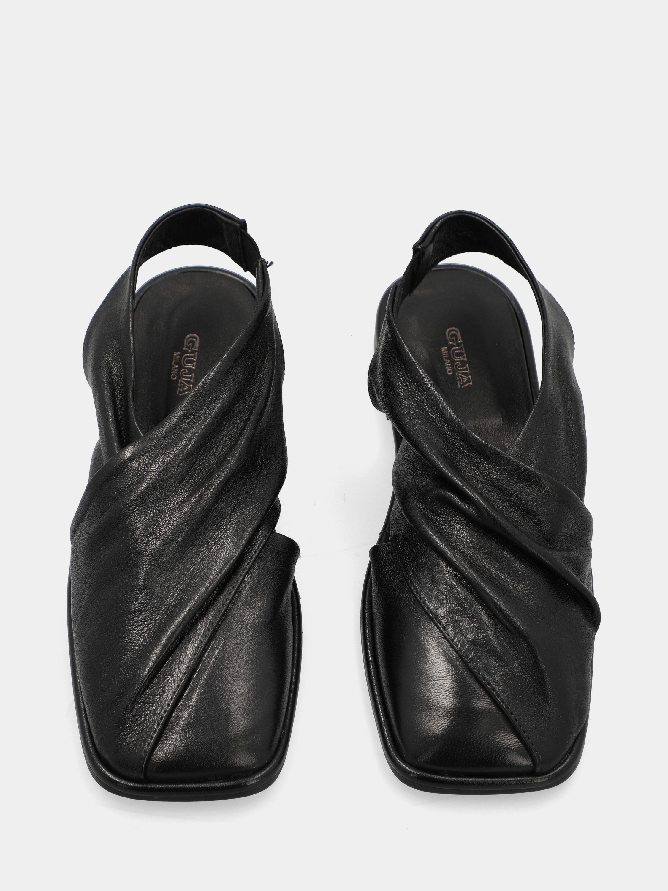 Slingback aus schwarzem Nappaleder mit überlappenden Laschen und 10-mm-Absatz