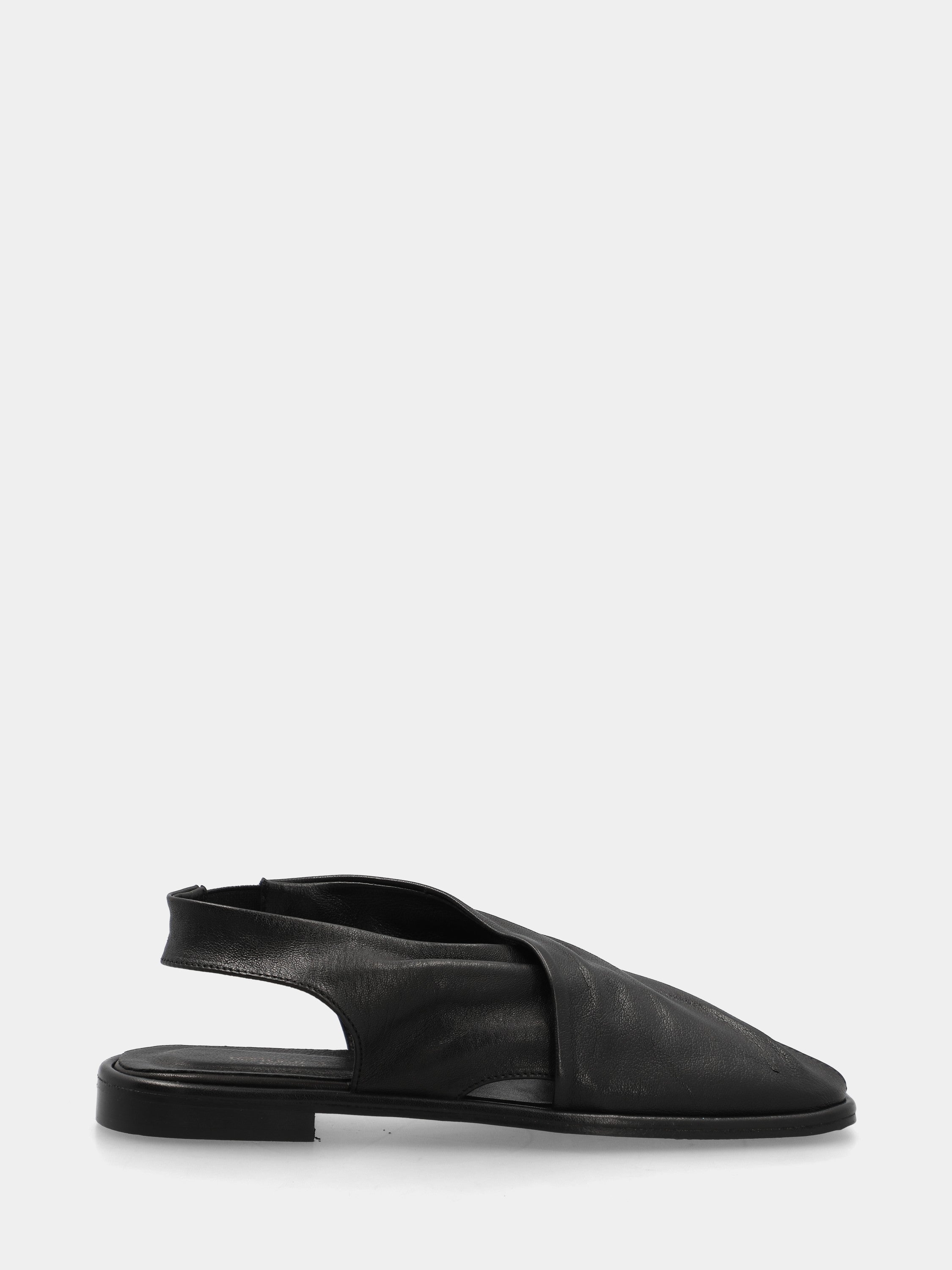 Slingback in nappa nera con lembi sovrapposti e tacco 10mm