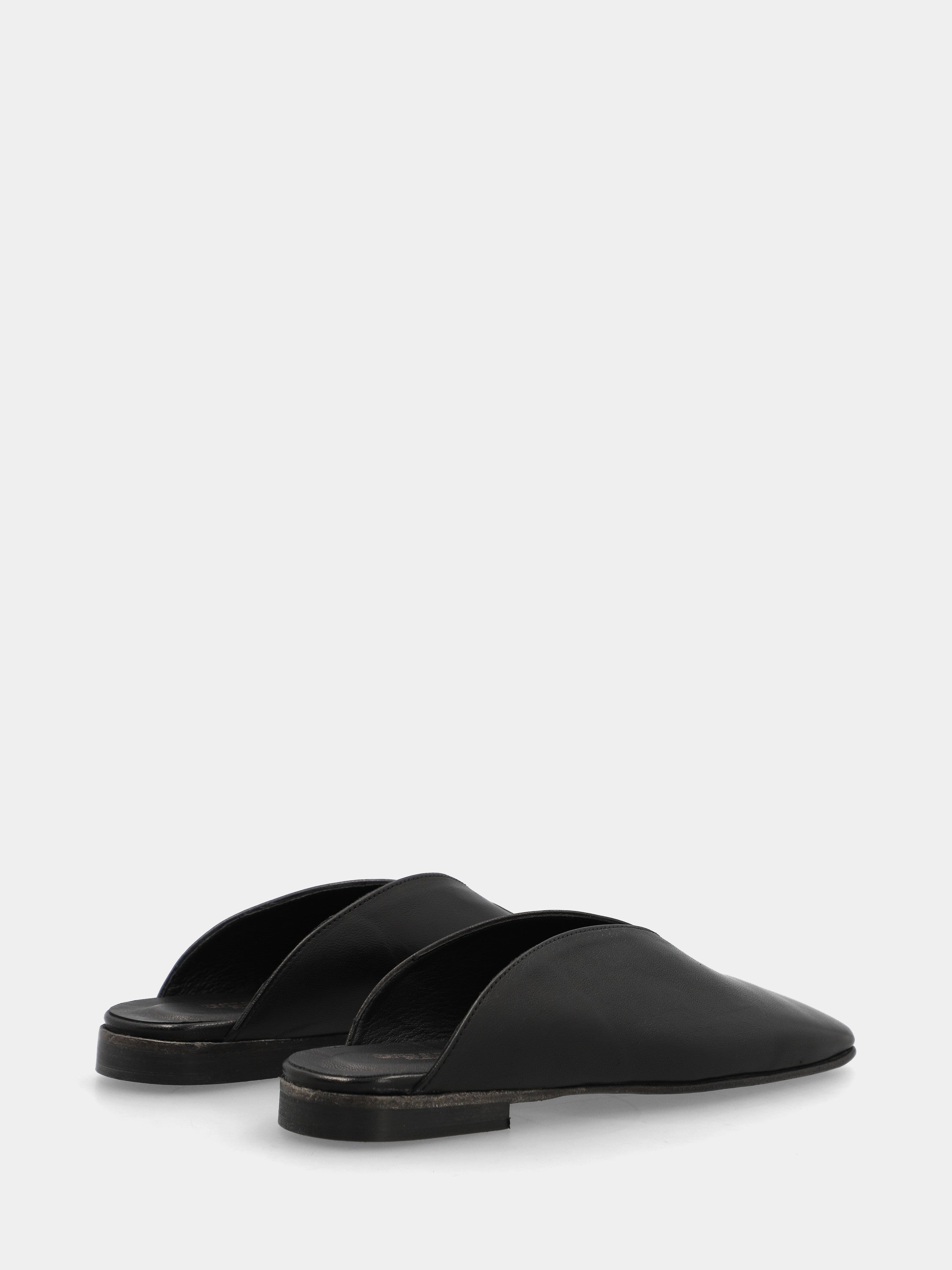 Sabot en nappa noir avec bout carré et couture diagonale