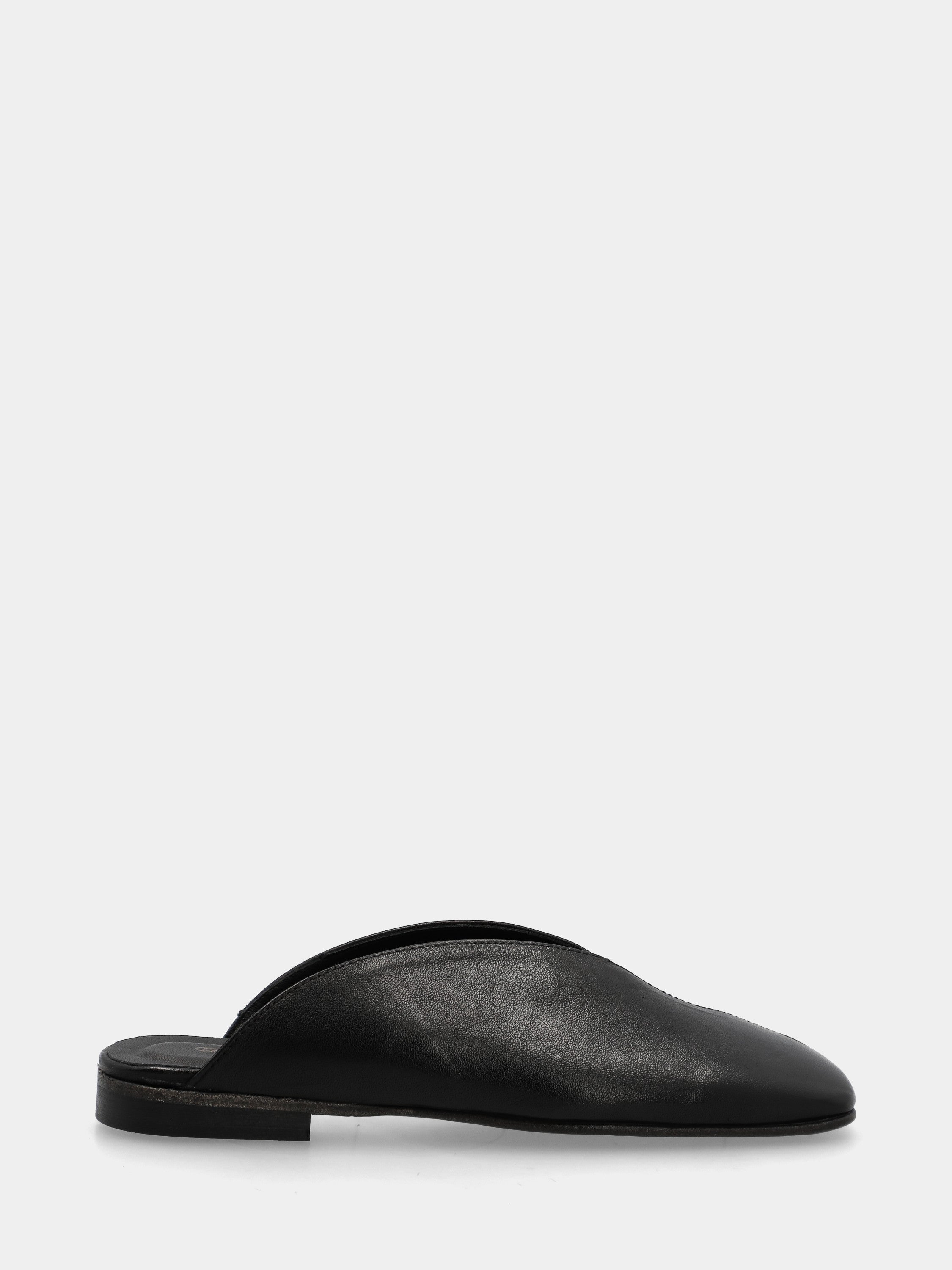 Sabot en nappa noir avec bout carré et couture diagonale