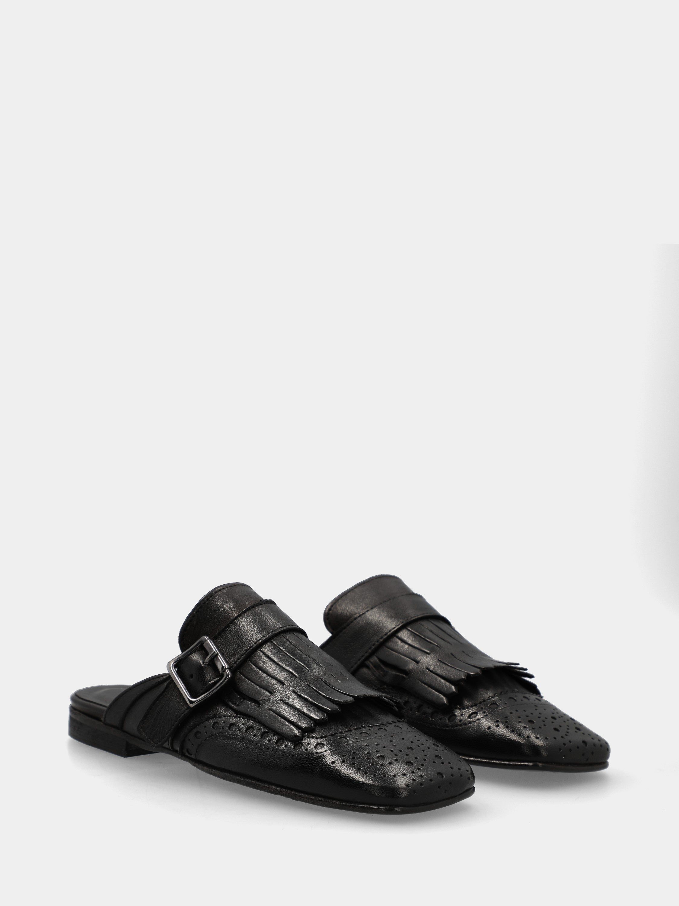 Sabot in nappa nero con frangia, cinturino e punta quadrata