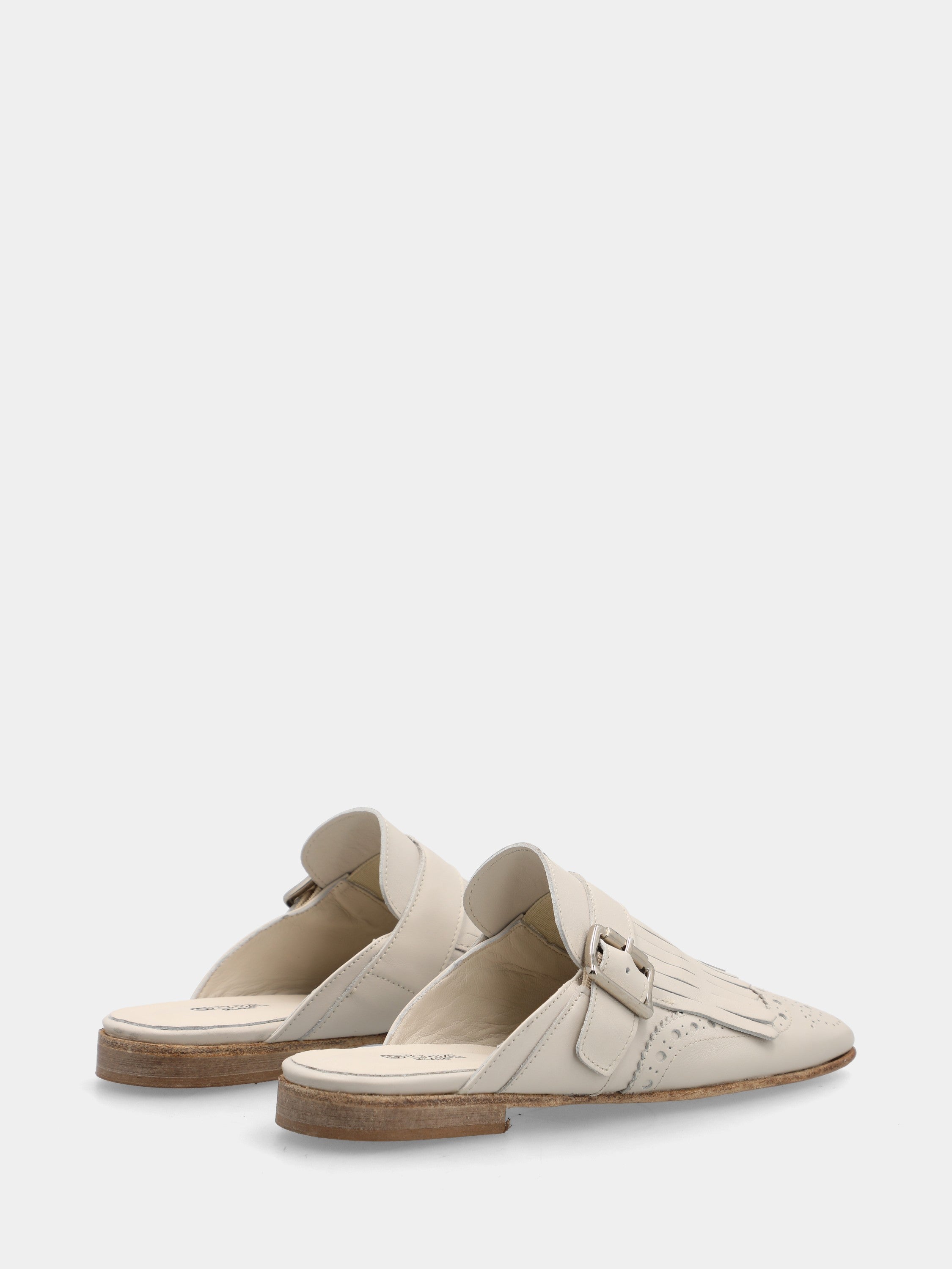 Sabot in nappa bianco con frangia, cinturino e punta quadrata