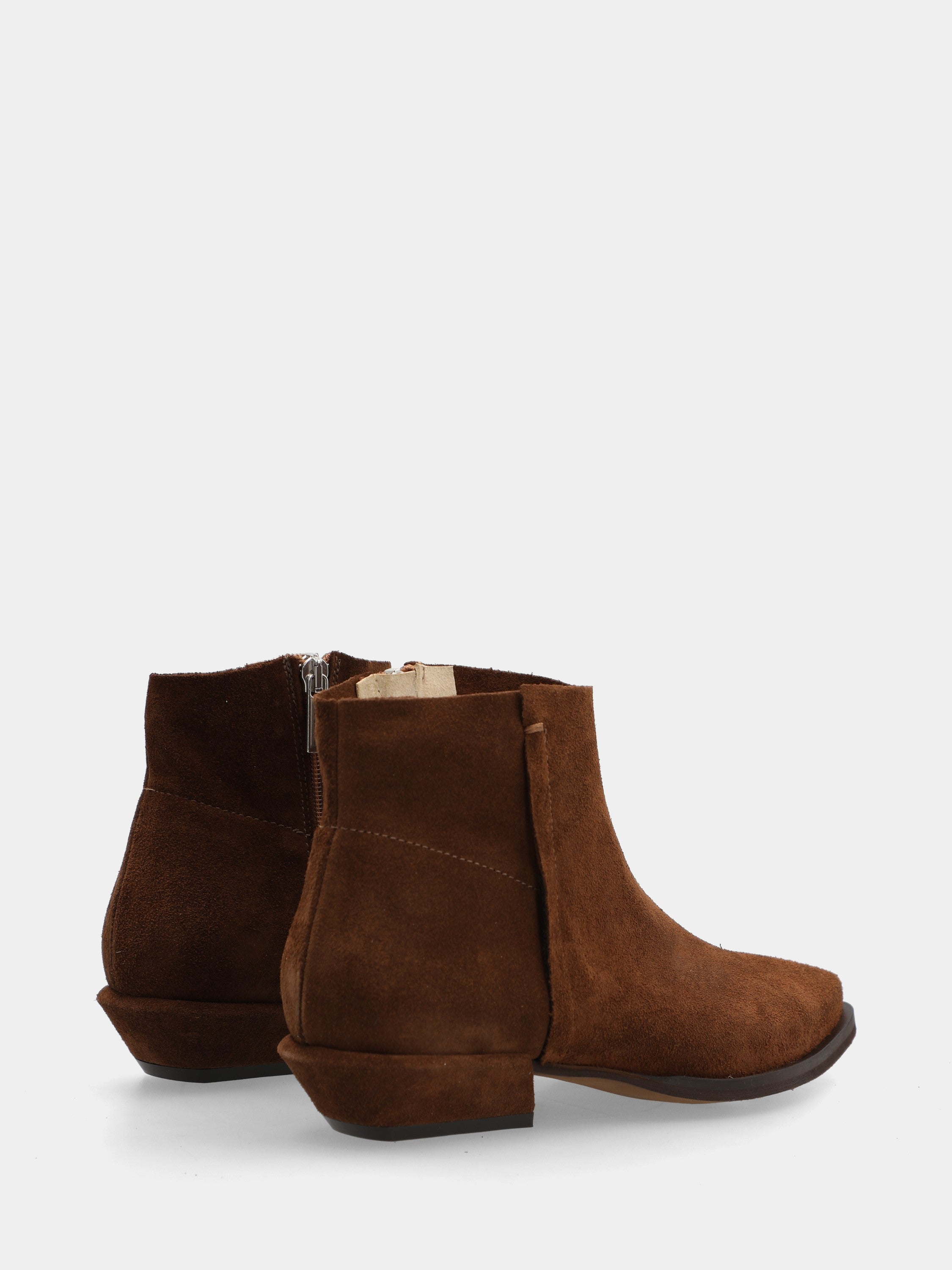 Tronchetto in velour marrone con tacco fasciato in pelle e punta affusolata