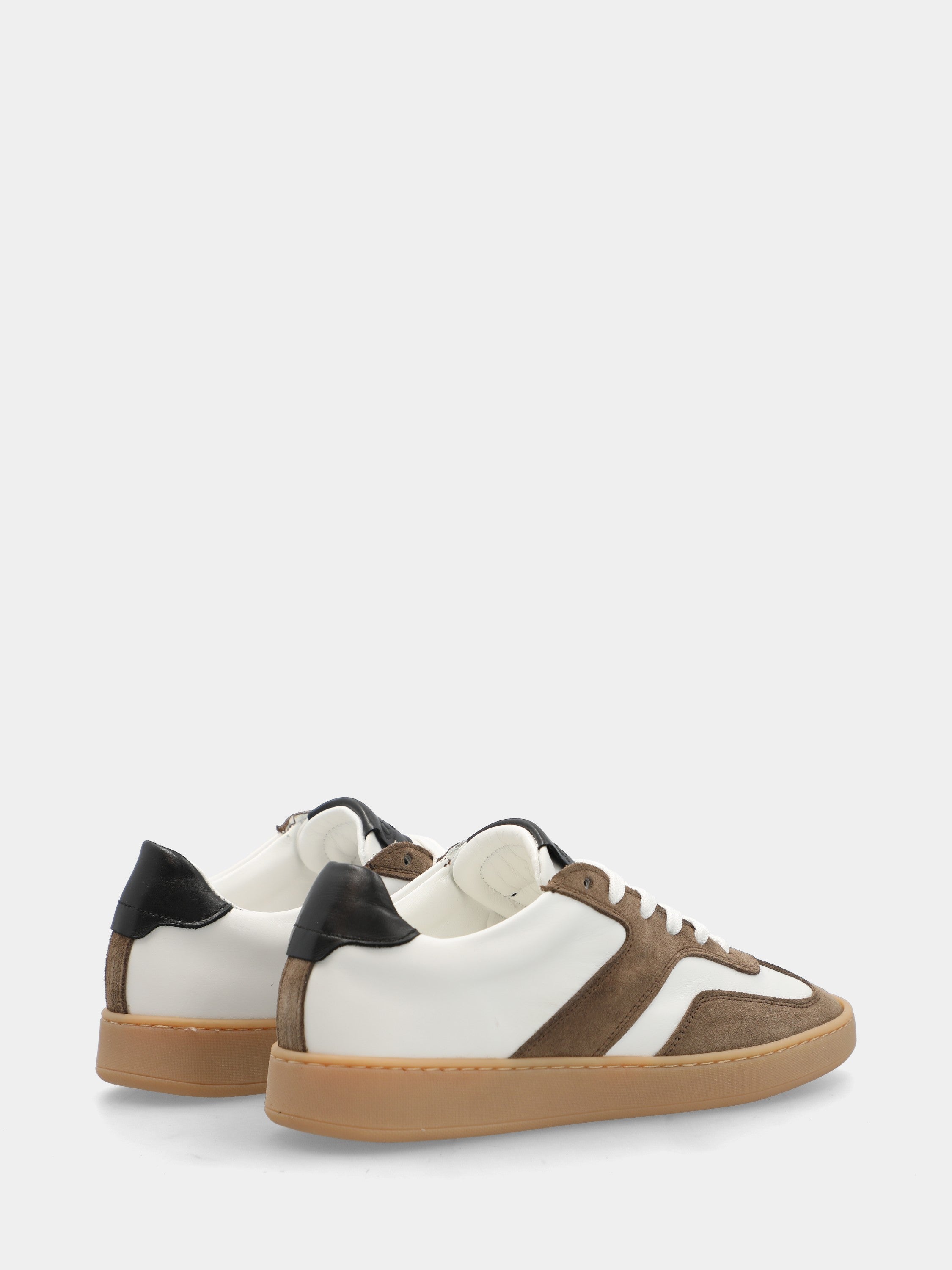 Sneaker aus Veloursleder in Taupe und weißem Nappaleder mit genähter Kastenlaufsohle