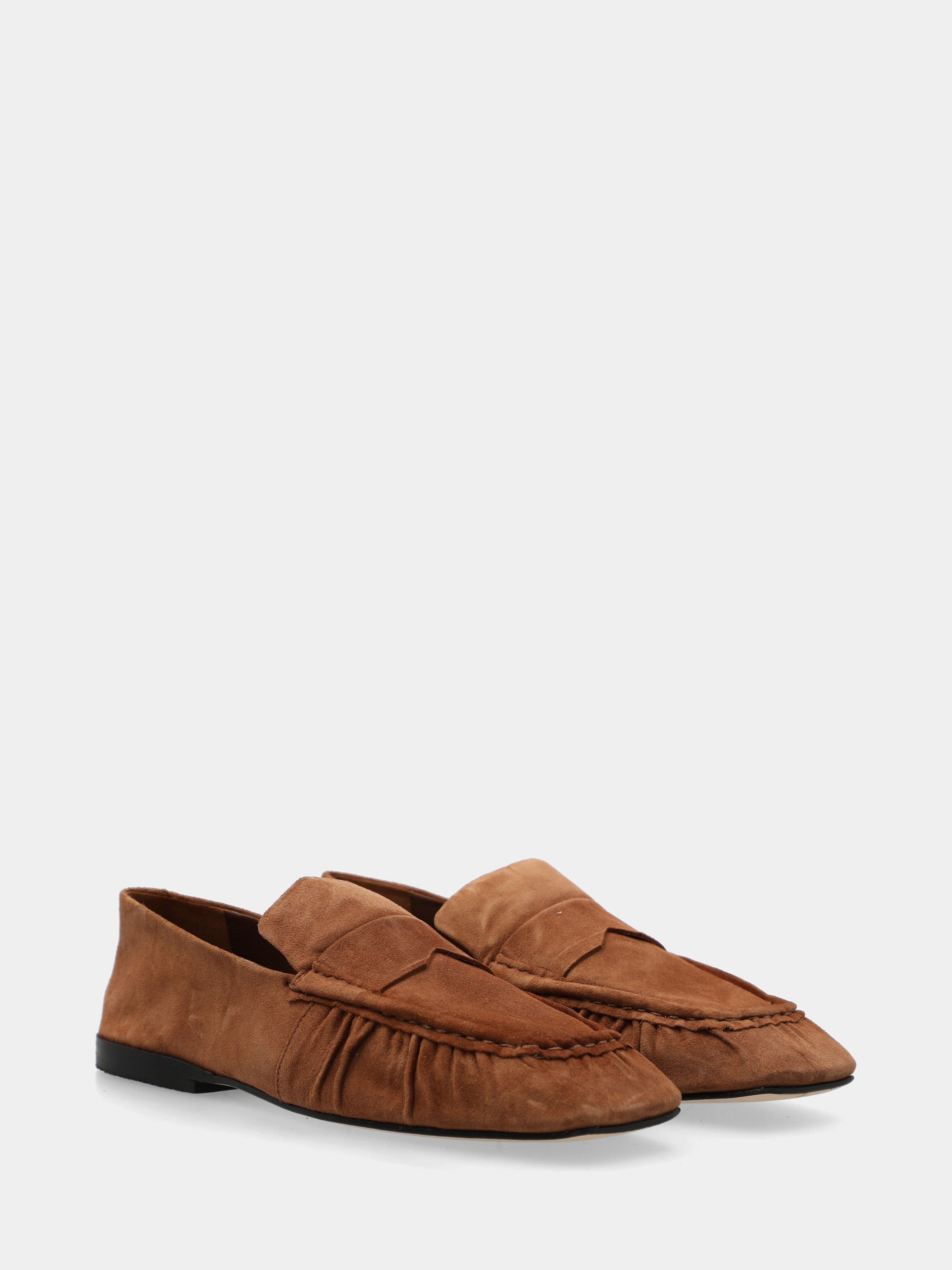 Leather-colored suede moccasin with square toe and ruching
