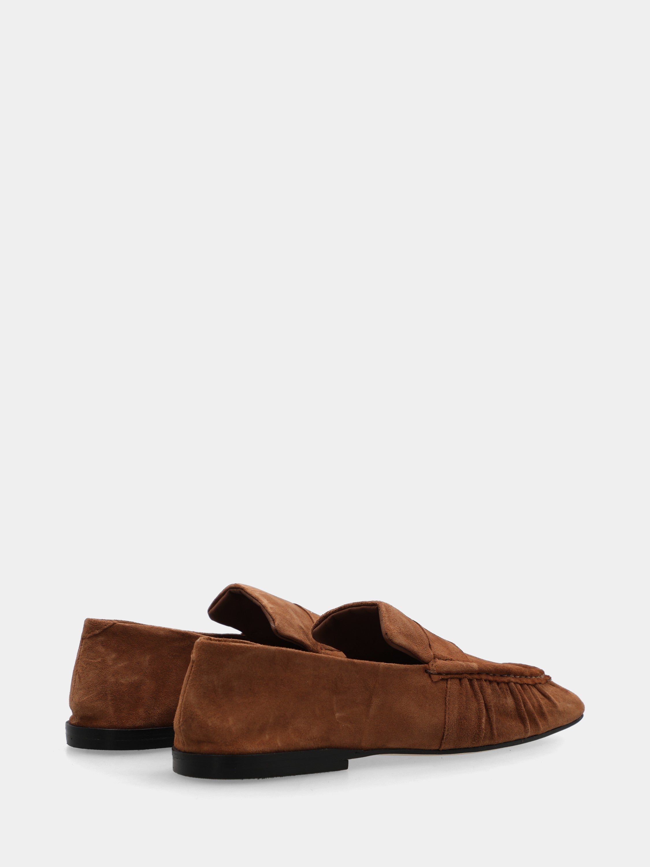 Leather-colored suede moccasin with square toe and ruching