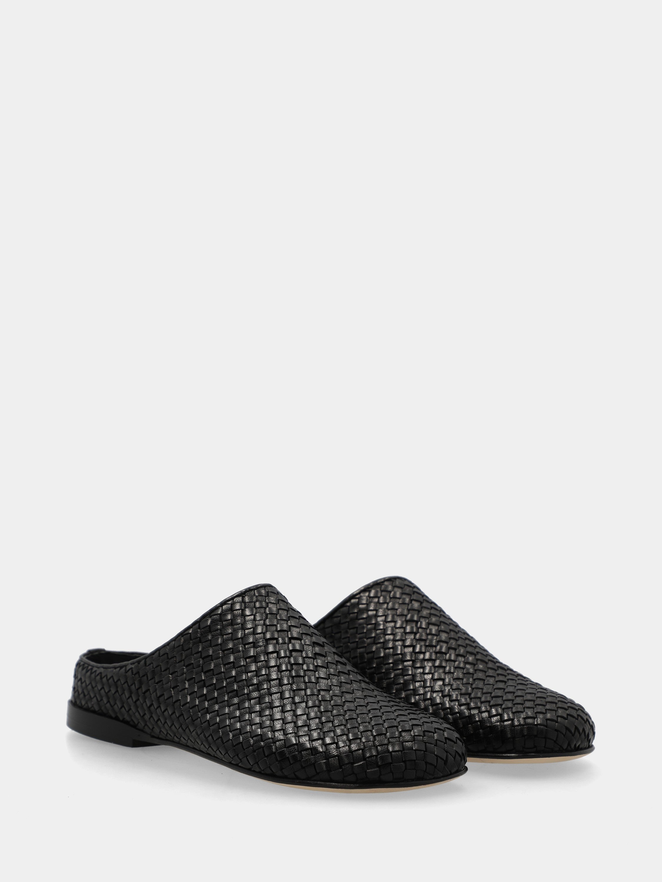 Black woven calf leather clog with rounded toe for foot