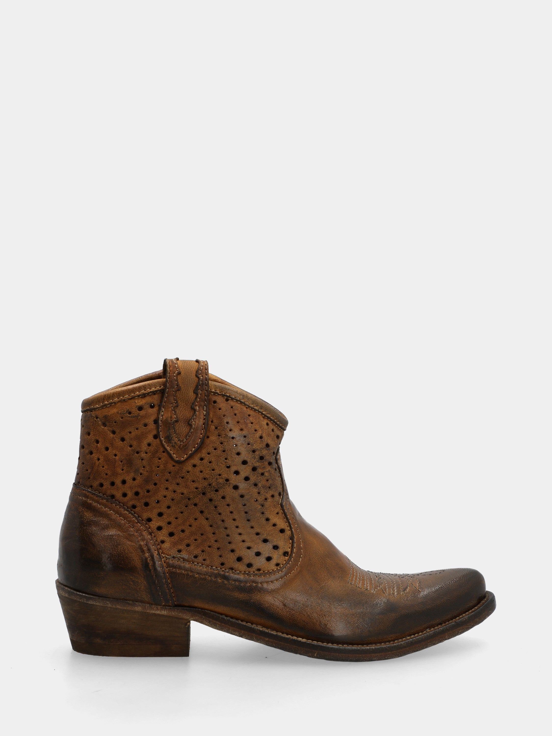 Bottines western en veau couleur cuir perforé avec broderies