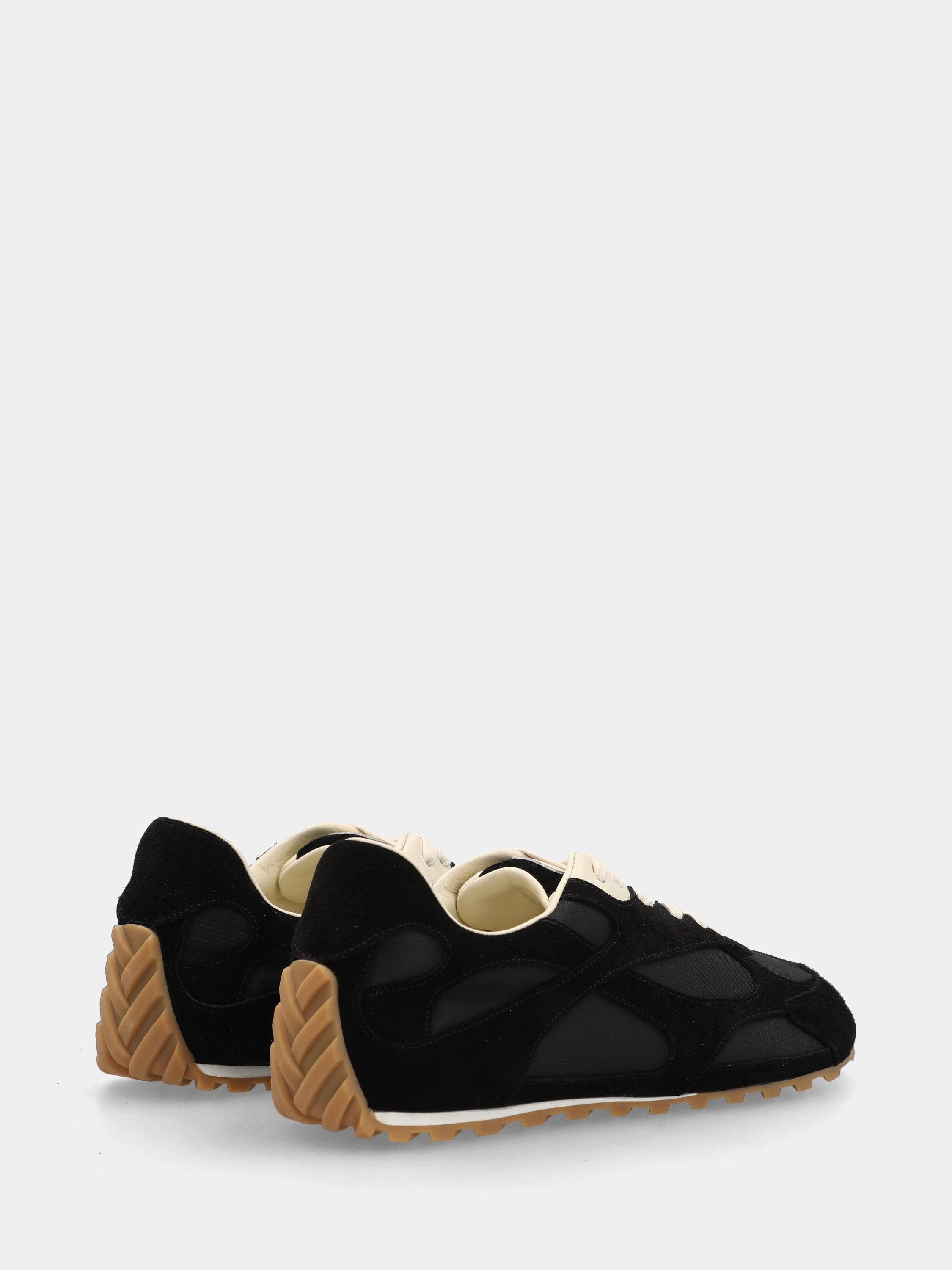 Sneaker aus schwarzem Stoff mit Wildledereinsätzen und Noppensohle