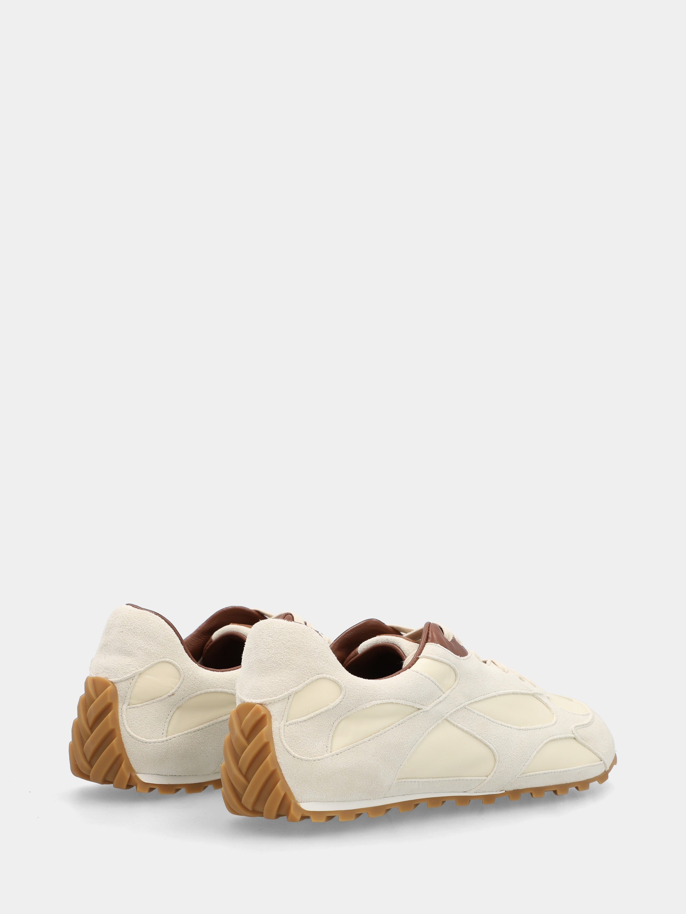 Sneaker aus cremefarbenem Stoff mit Wildledereinsätzen und Noppensohle