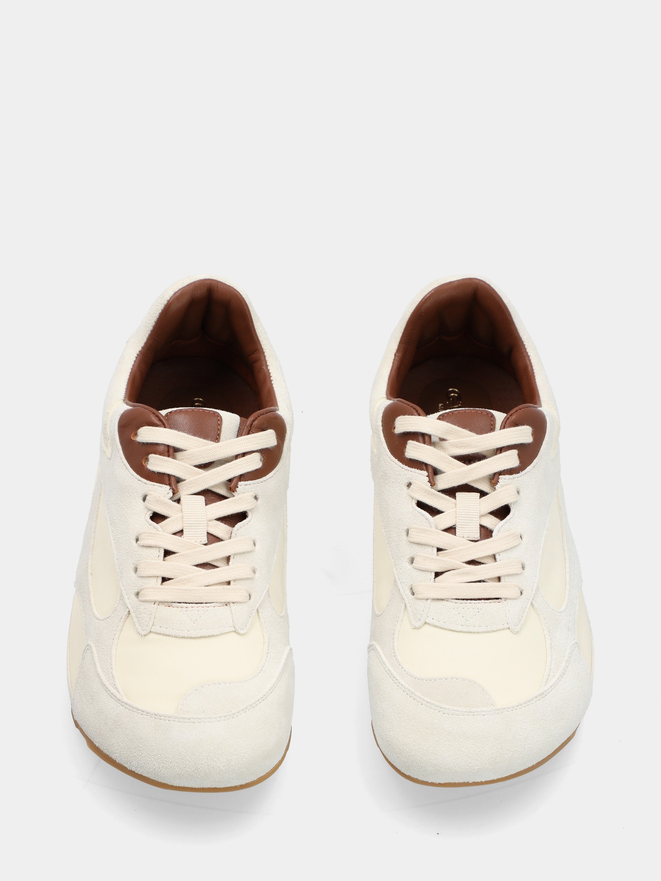 Sneaker aus cremefarbenem Stoff mit Wildledereinsätzen und Noppensohle