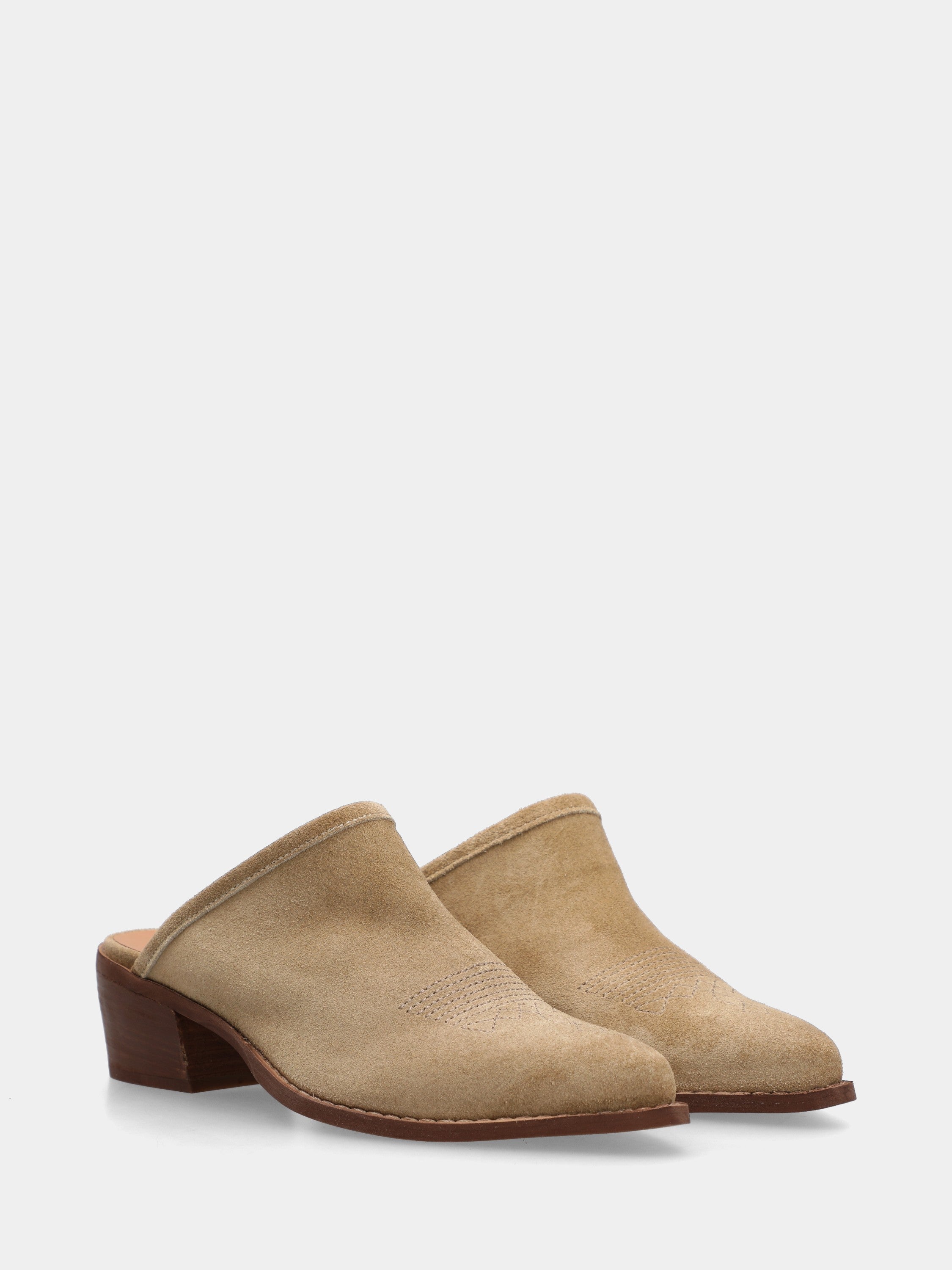 Bottes western sabot en suède taupe avec broderie sur la plante