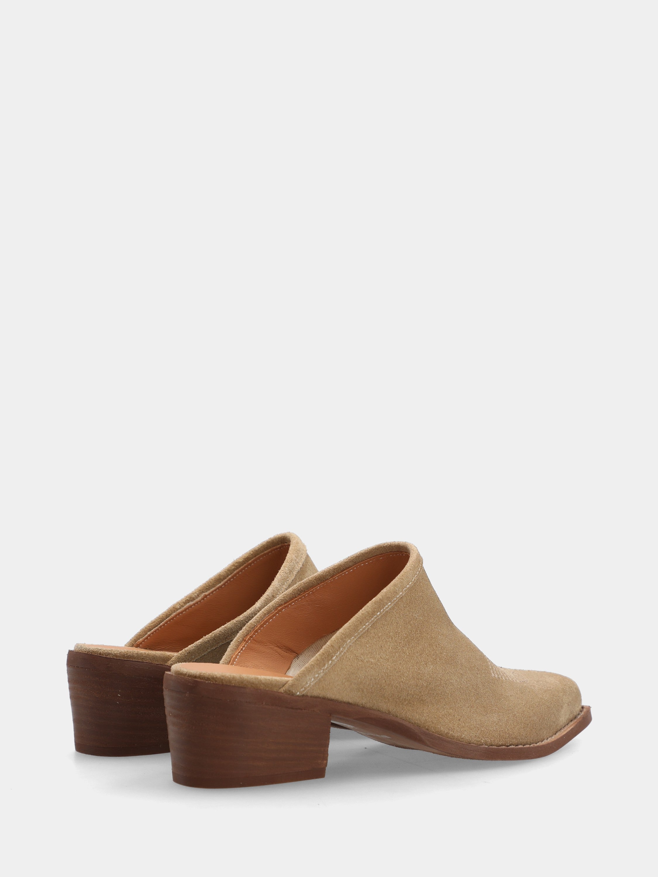 Bottes western sabot en suède taupe avec broderie sur la plante