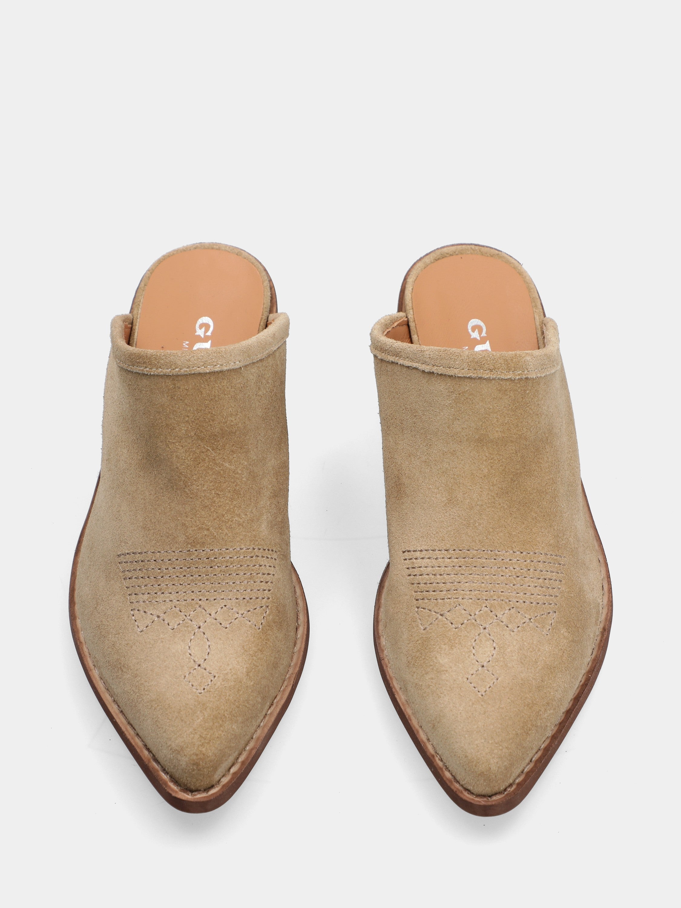 Bottes western sabot en suède taupe avec broderie sur la plante