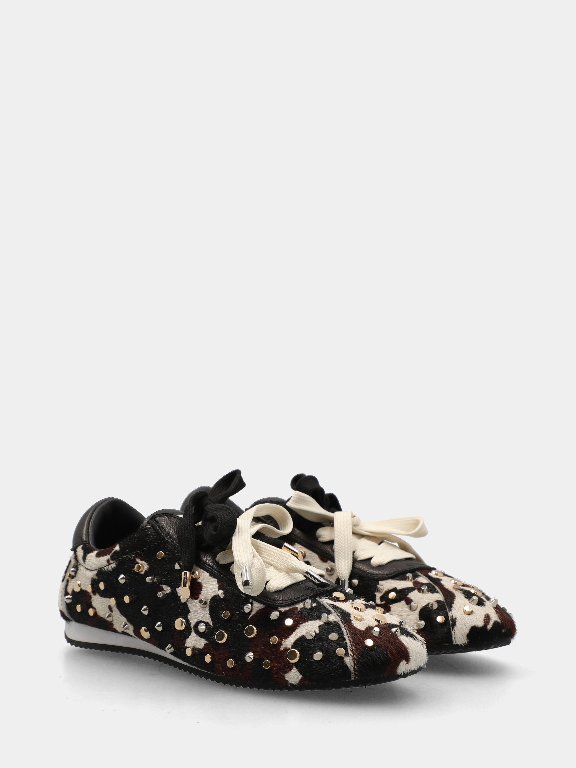 Sneakers in cavallino animalier con borchie