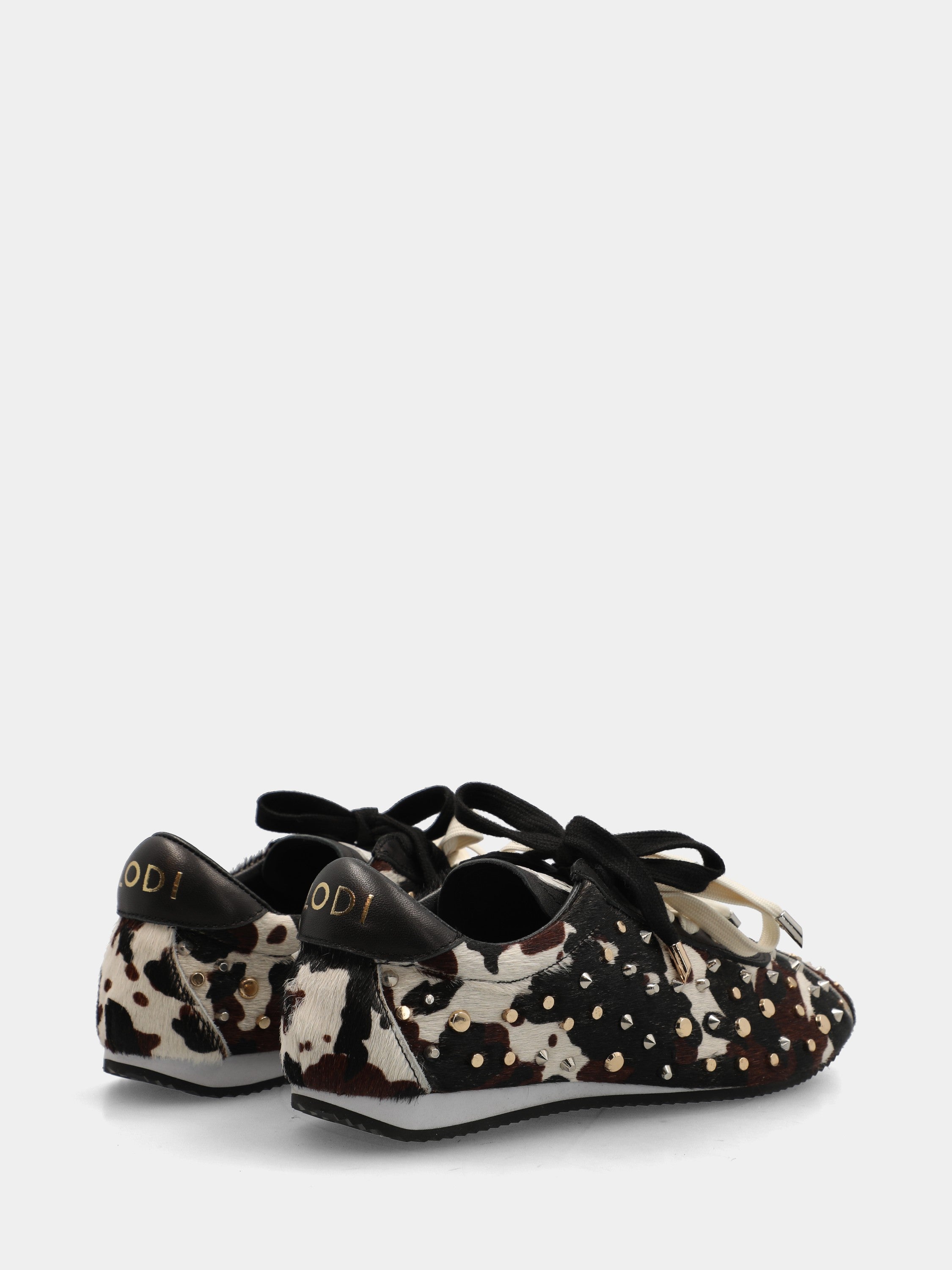 Sneakers in cavallino animalier con borchie