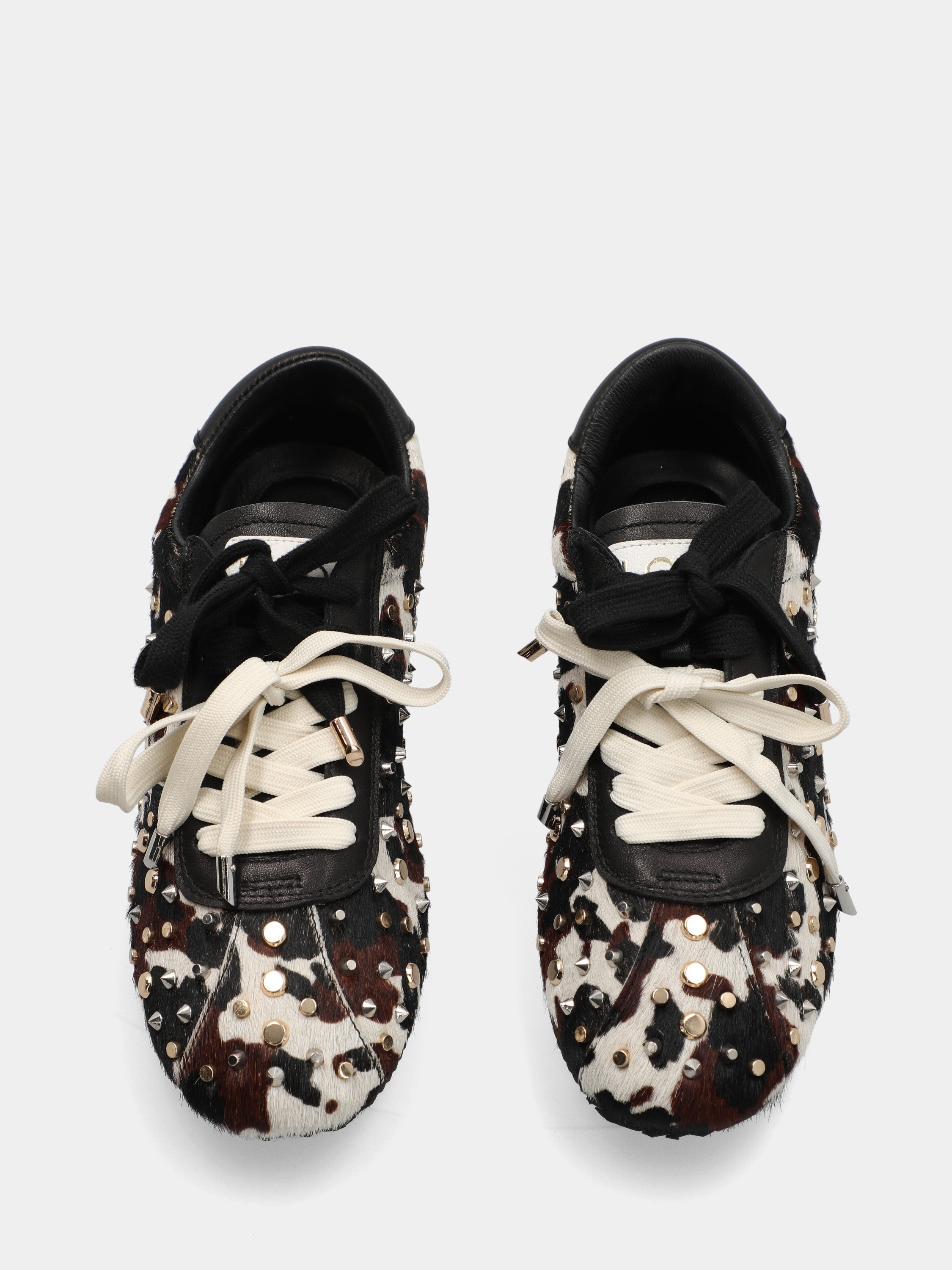 Sneakers in cavallino animalier con borchie