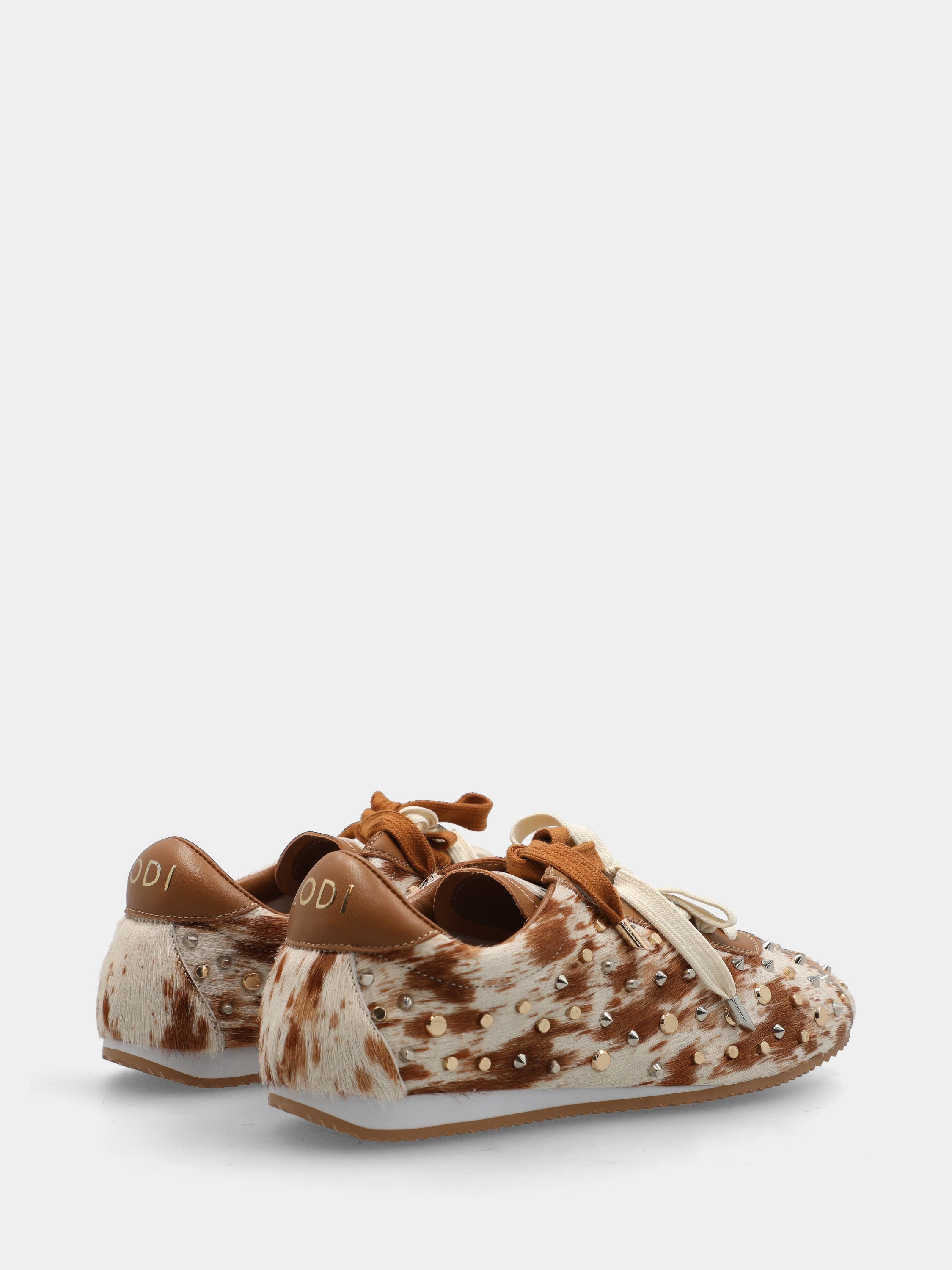 Sneakers in cavallino animalier con borchie
