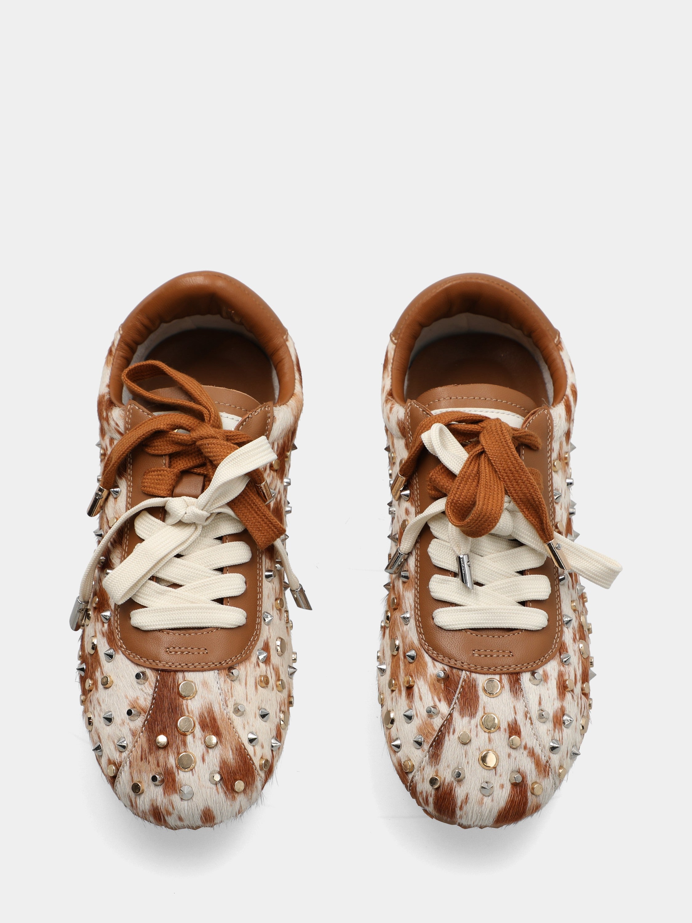 Sneakers in cavallino animalier con borchie