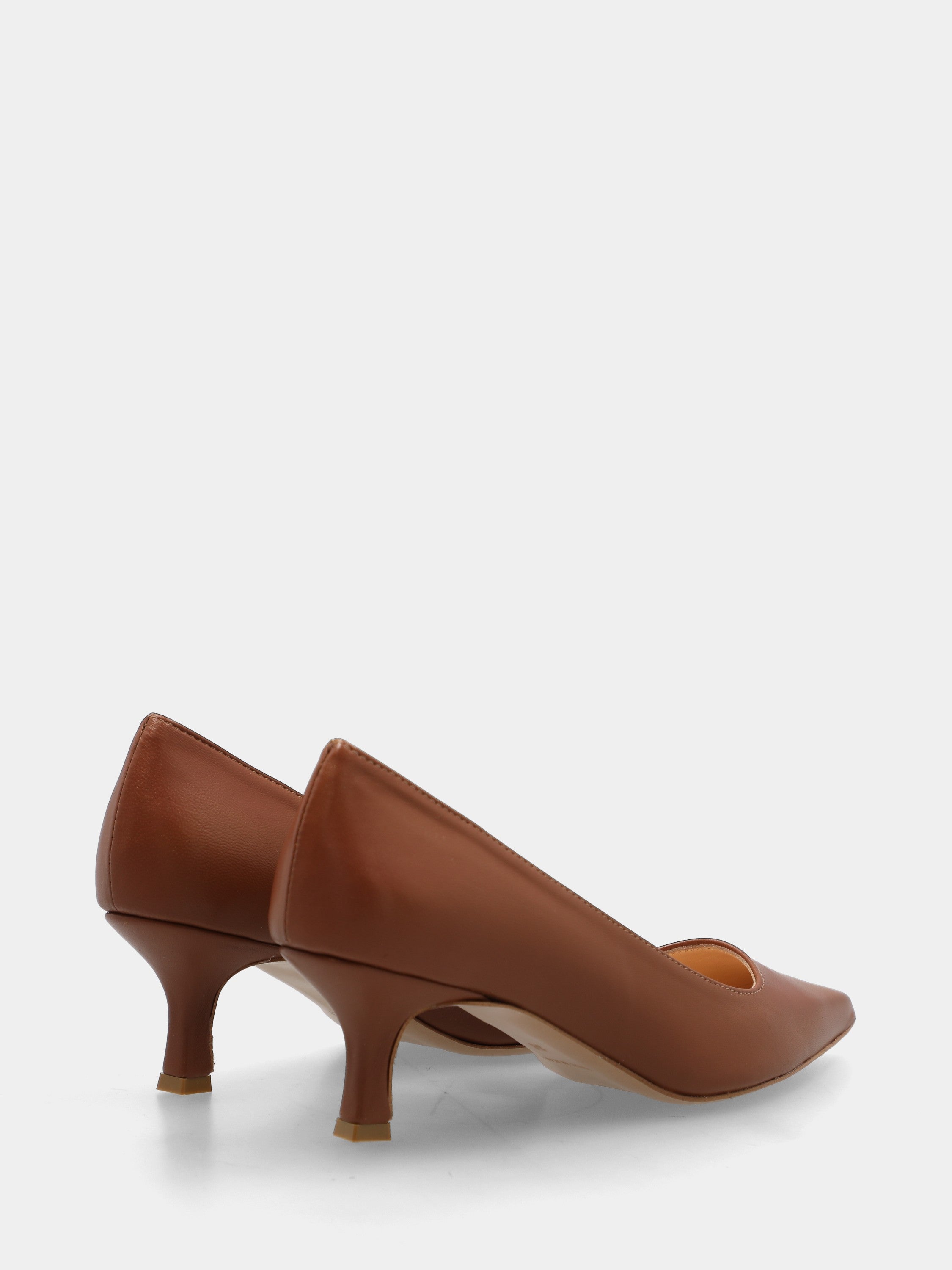 Escarpins en nappa couleur cuir avec talon aiguille et bout pointu