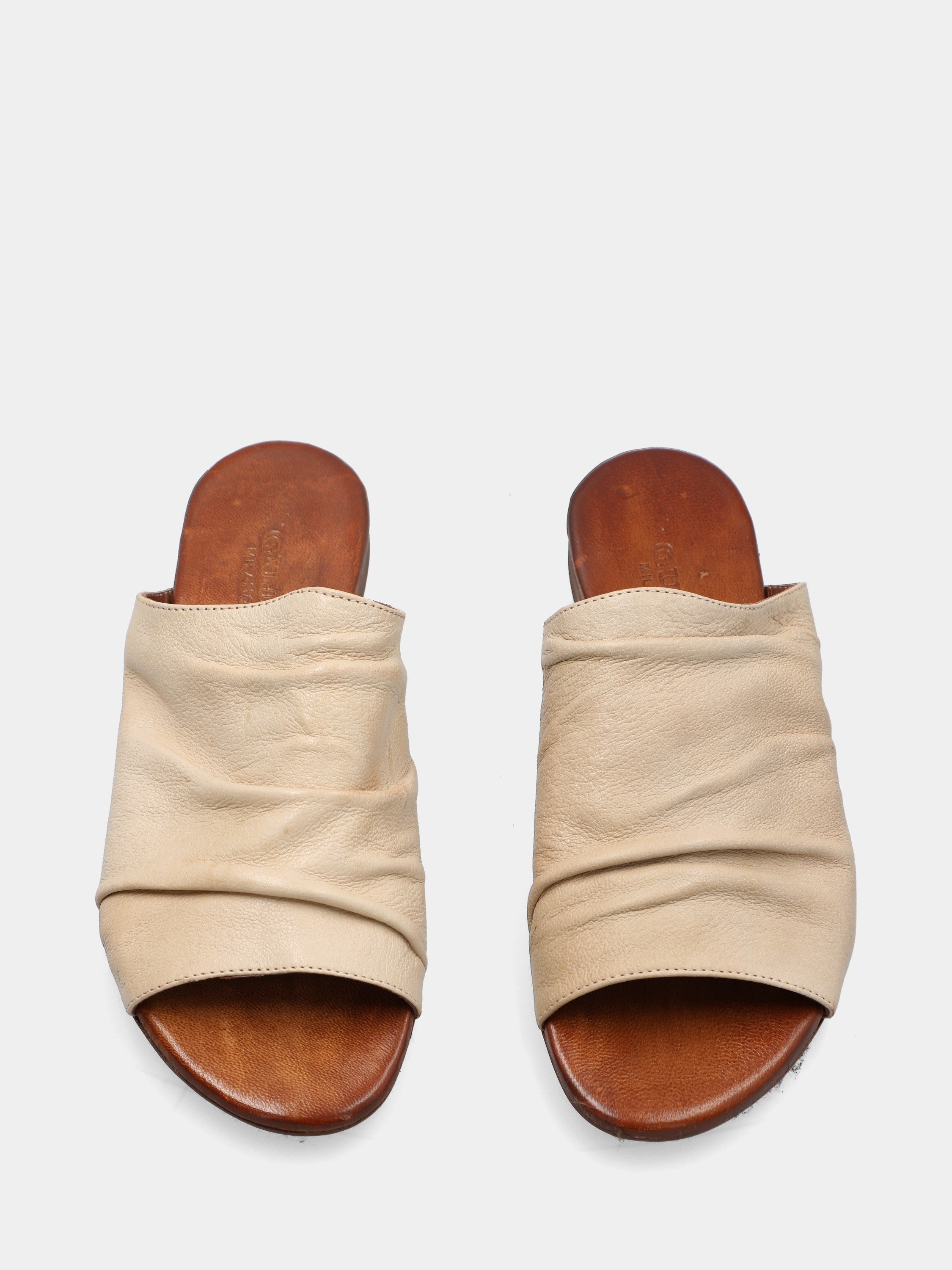 Ciabattina in nappa beige con fascione goffrato