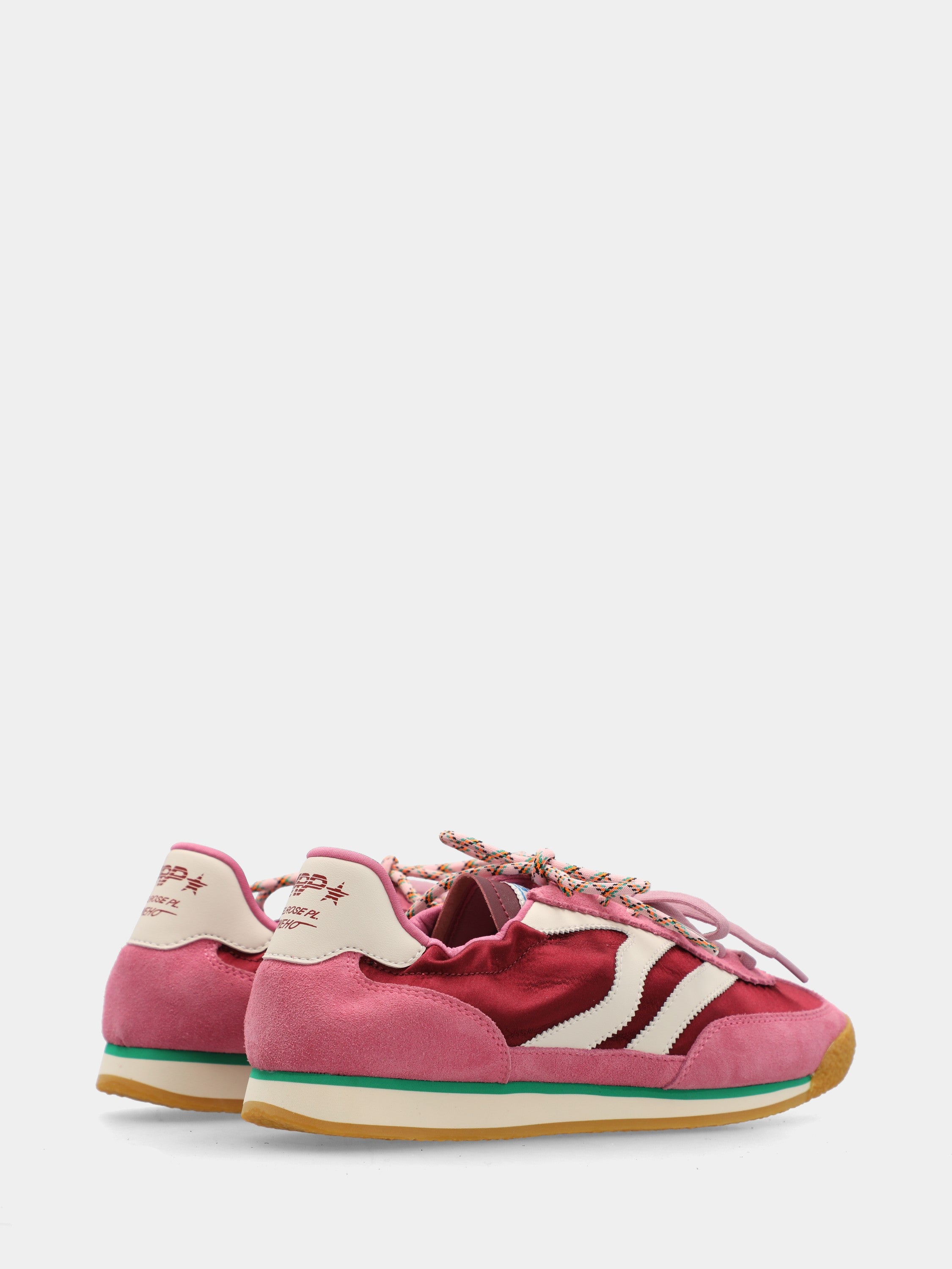 Sneaker aus Wildleder mit weißen und bordeauxfarbenen Einsätzen
