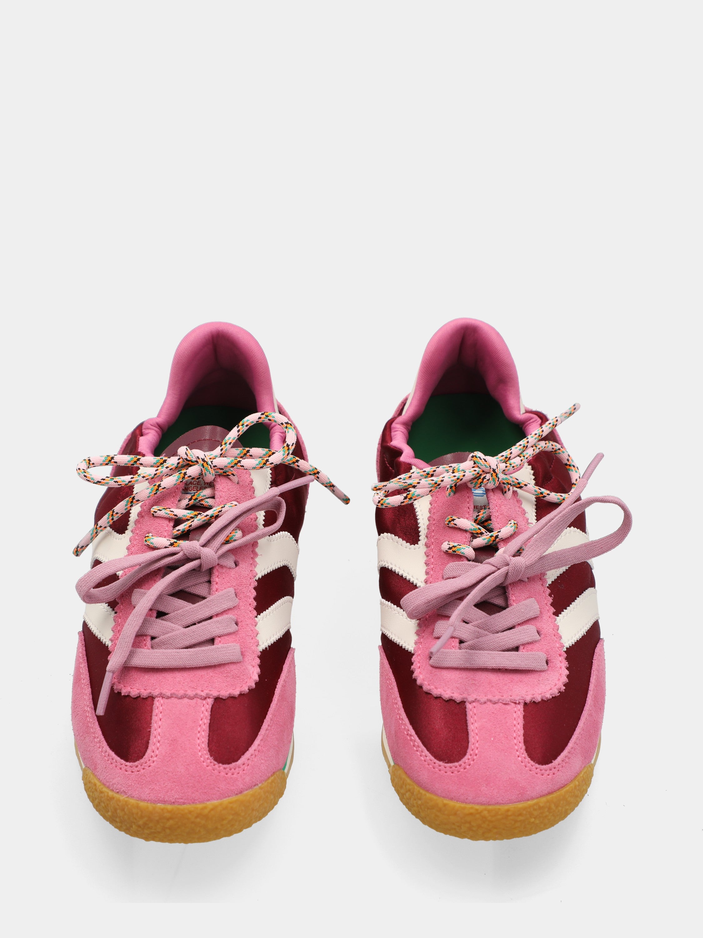 Sneaker aus Wildleder mit weißen und bordeauxfarbenen Einsätzen