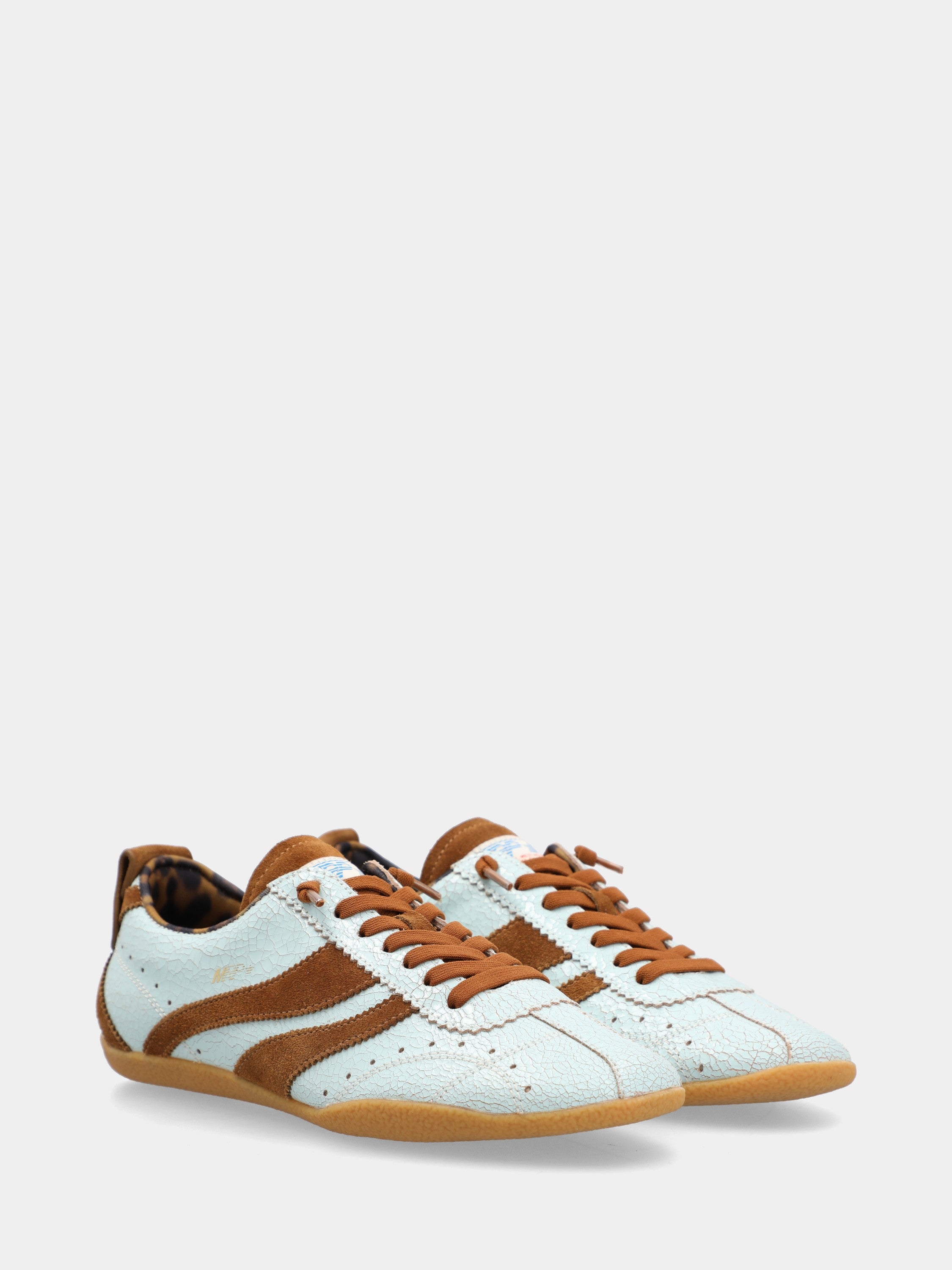 Sneaker aus genarbtem Kalbsleder mit hellblauen und braunen Applikationen