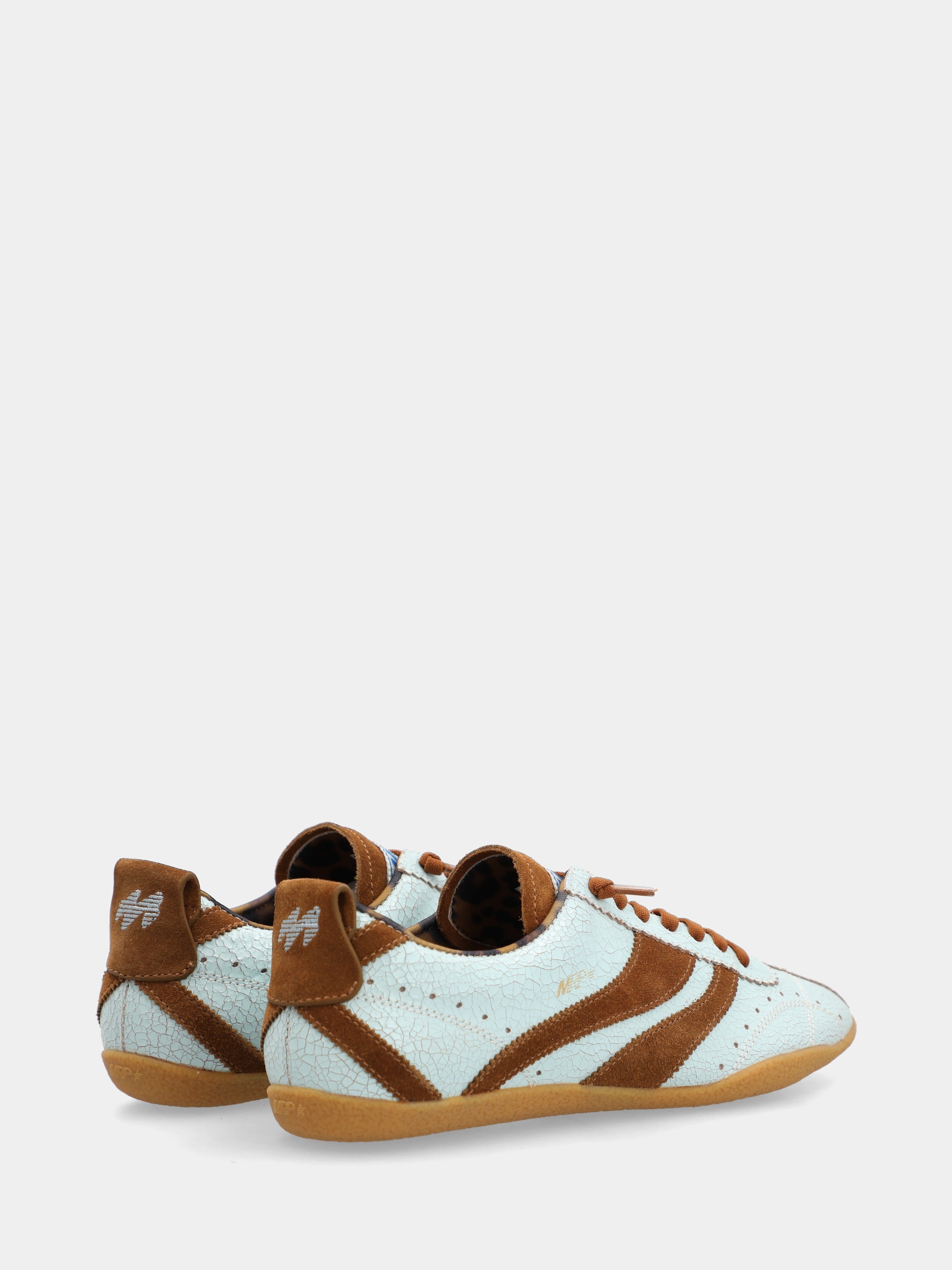 Sneaker aus genarbtem Kalbsleder mit hellblauen und braunen Applikationen