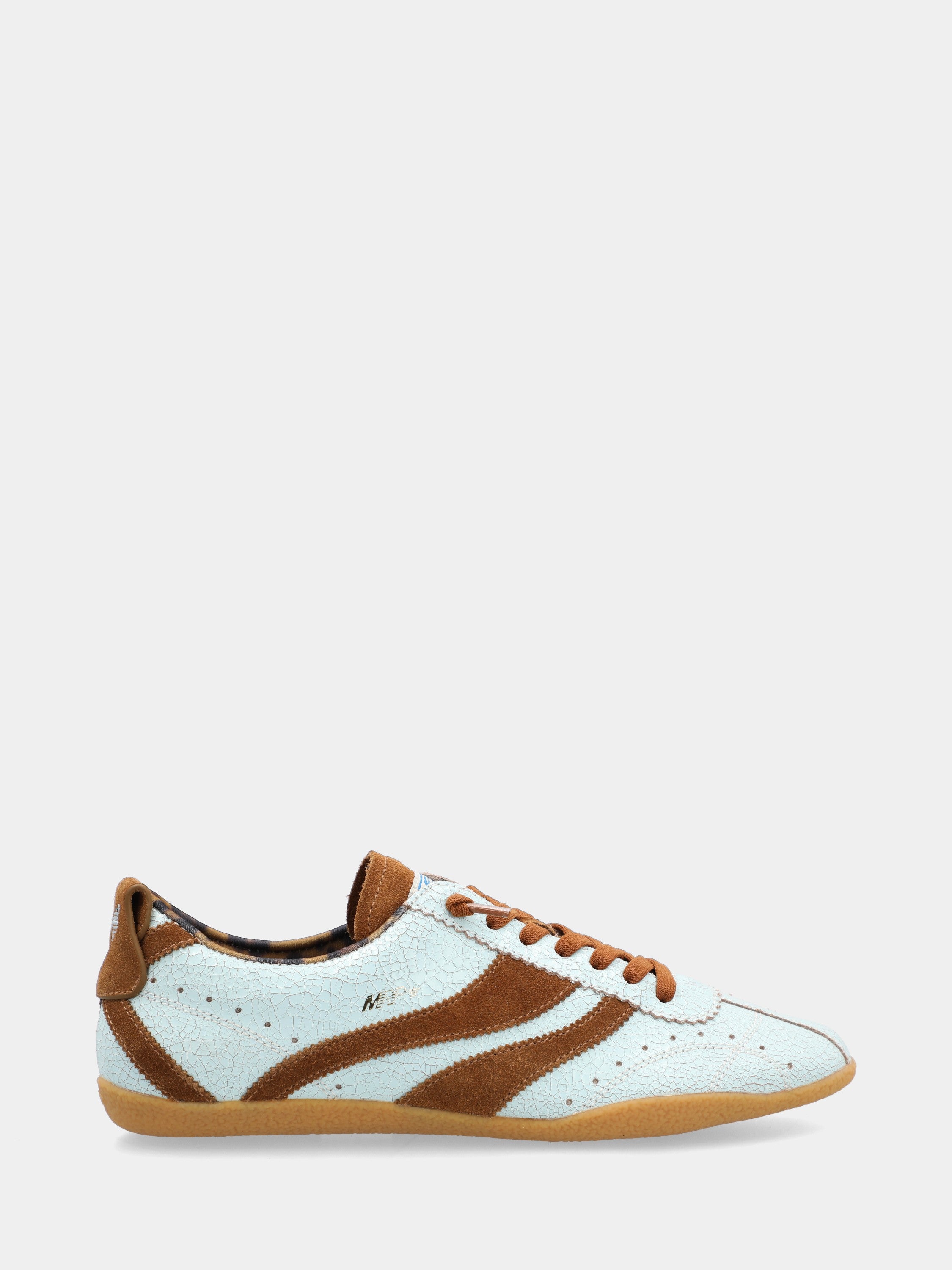 Sneaker aus genarbtem Kalbsleder mit hellblauen und braunen Applikationen