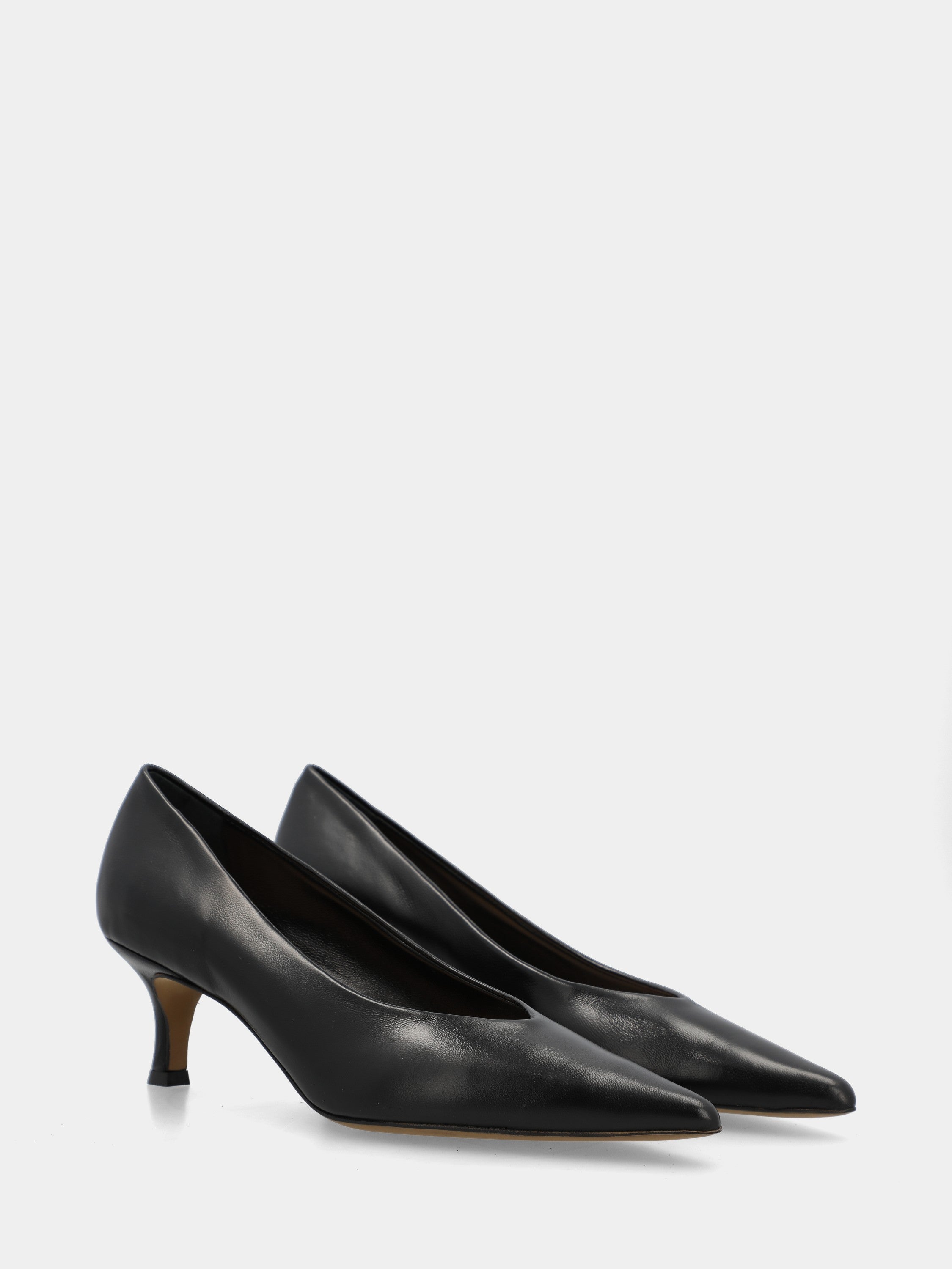 Pumps aus schwarzem Nappaleder mit Kelchabsatz und spitzer Spitze