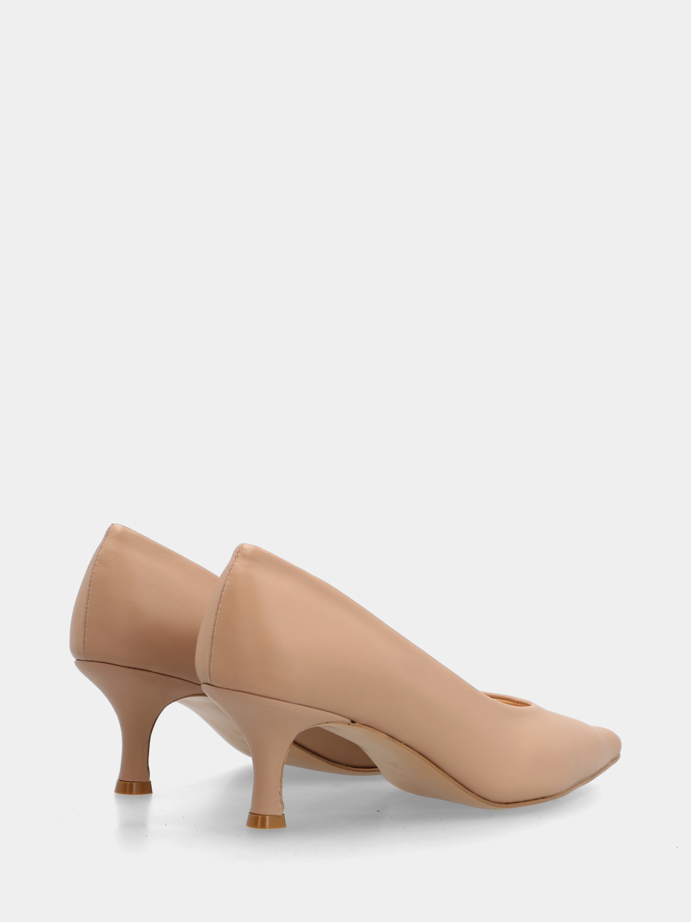 Escarpins en nappa beige avec talon en forme de calice et bout effilé