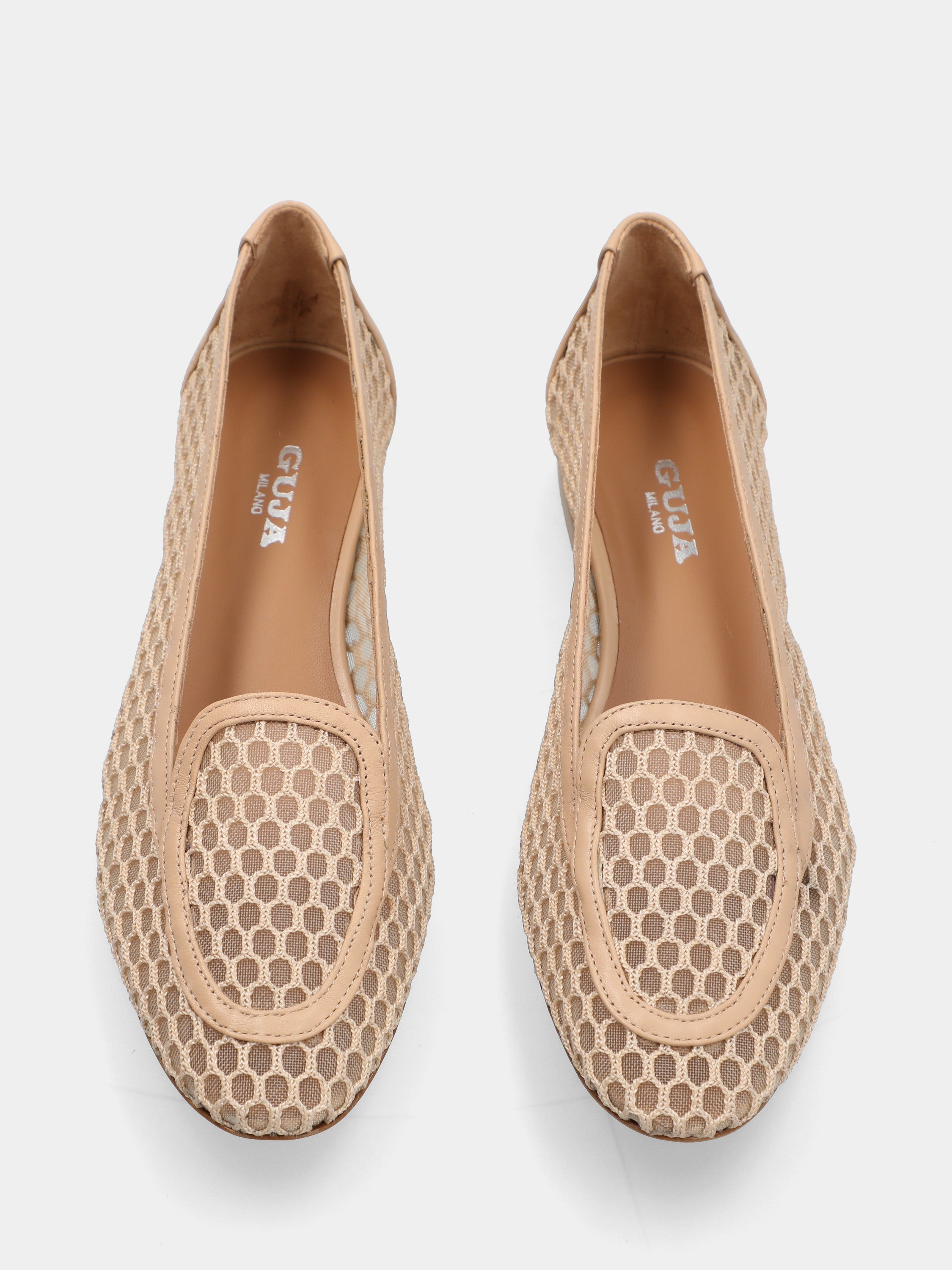 Pantofolina in nappa e rete beige con catenella all'uncinetto