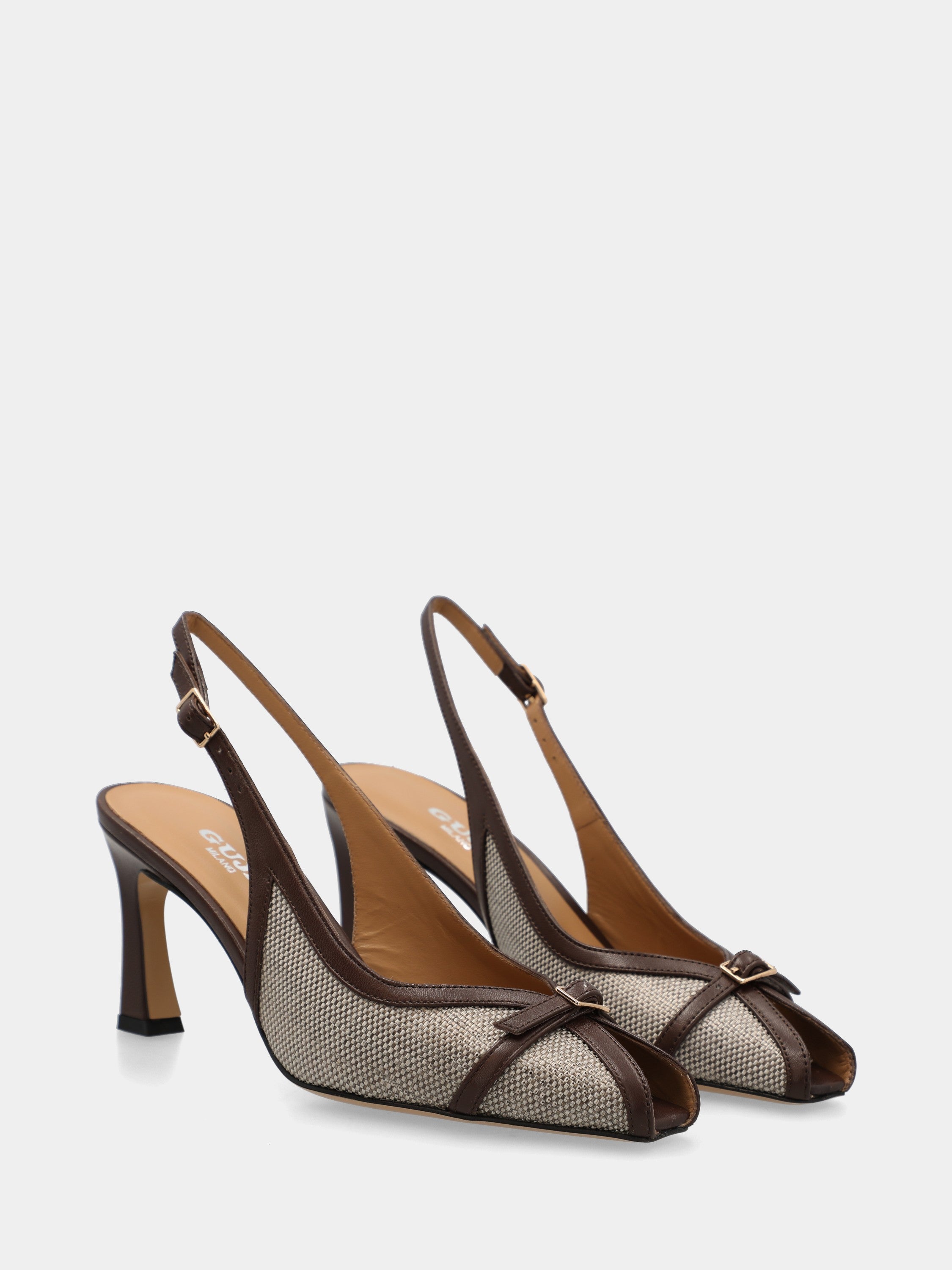 Sandalo slingback in tessuto beige con tacco a coda