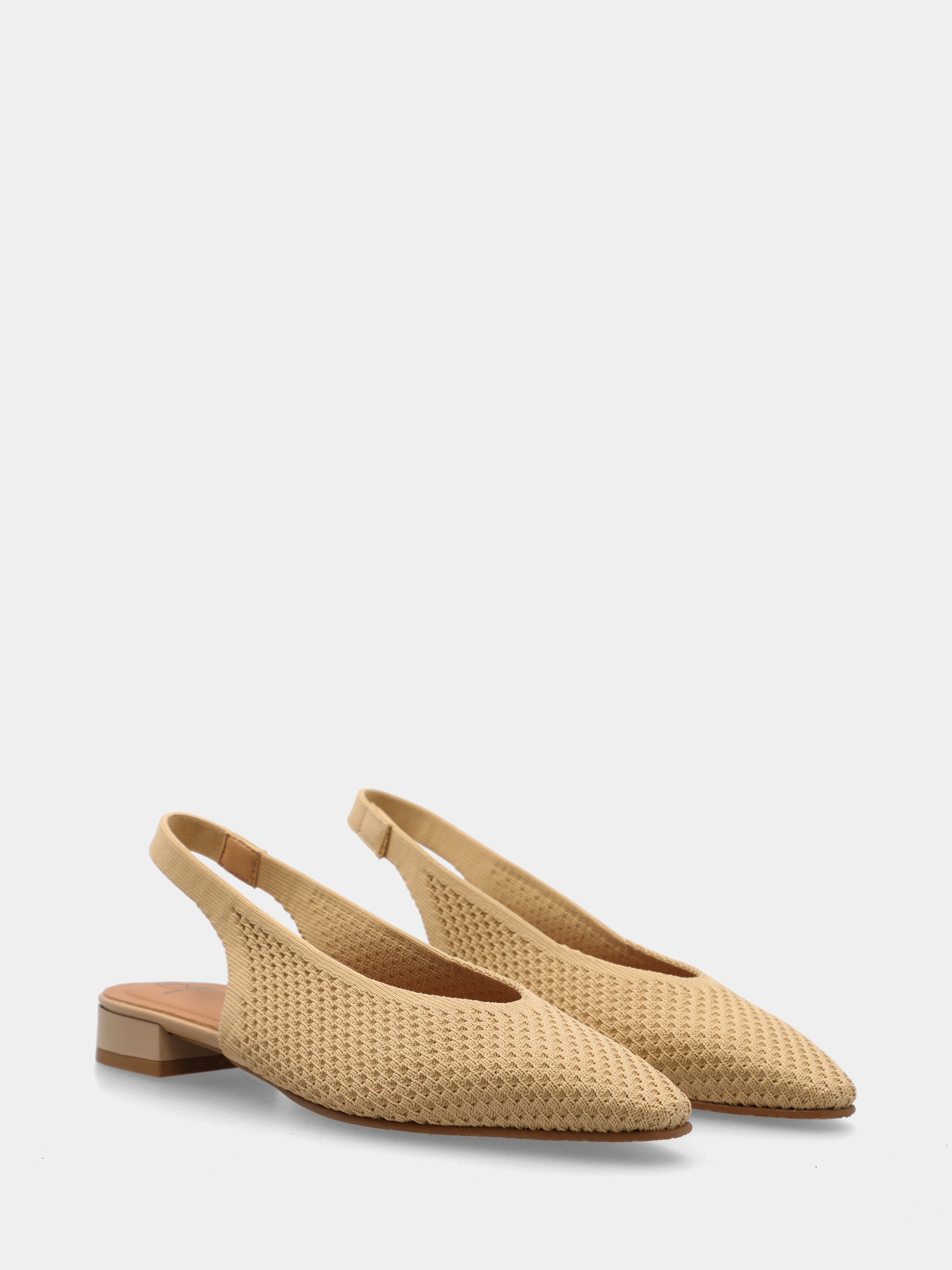 Slingback in tessuto elastico beige con punta quadratina e tacco a blocco