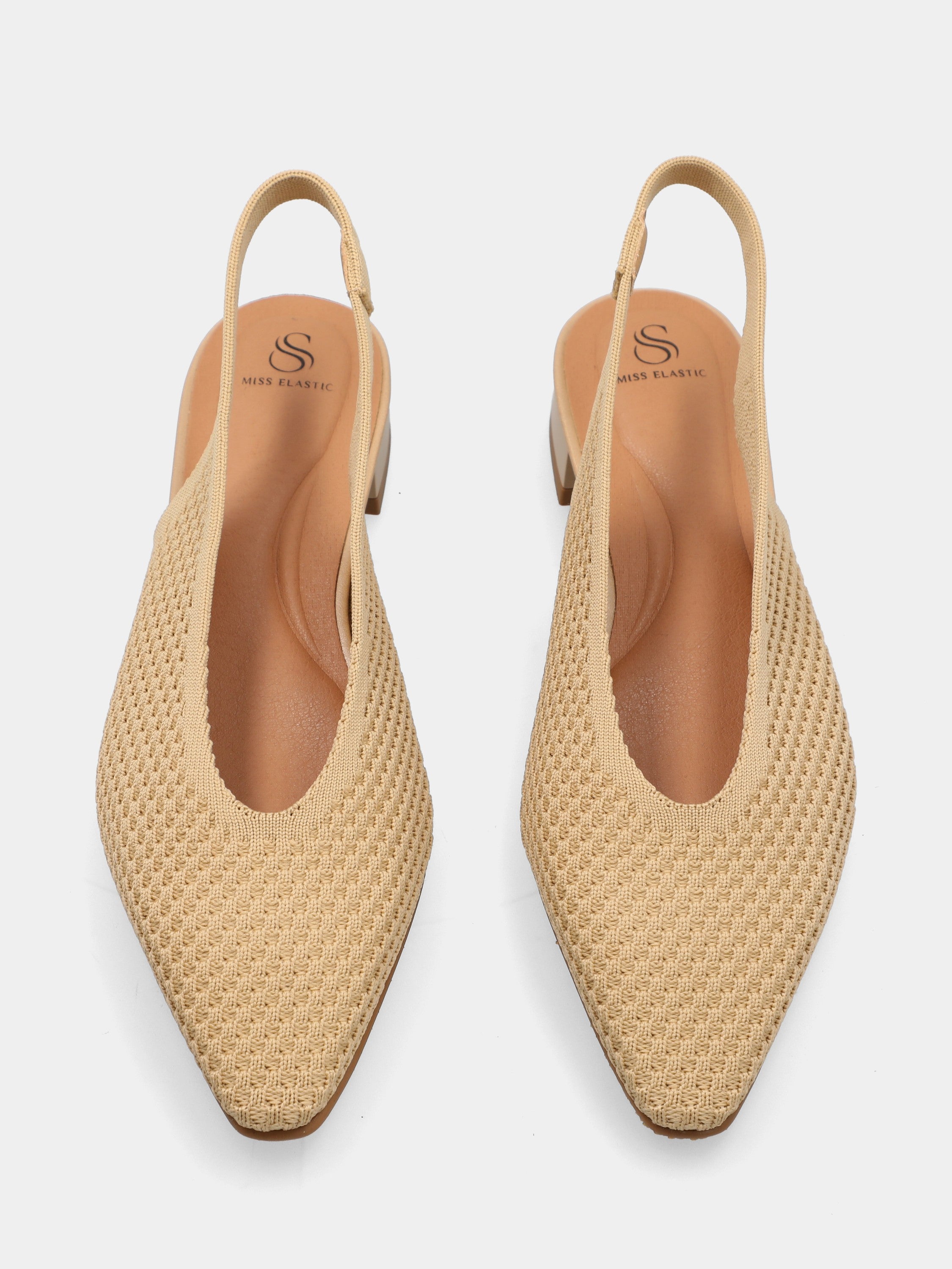 Slingback in tessuto elastico beige con punta quadratina e tacco a blocco
