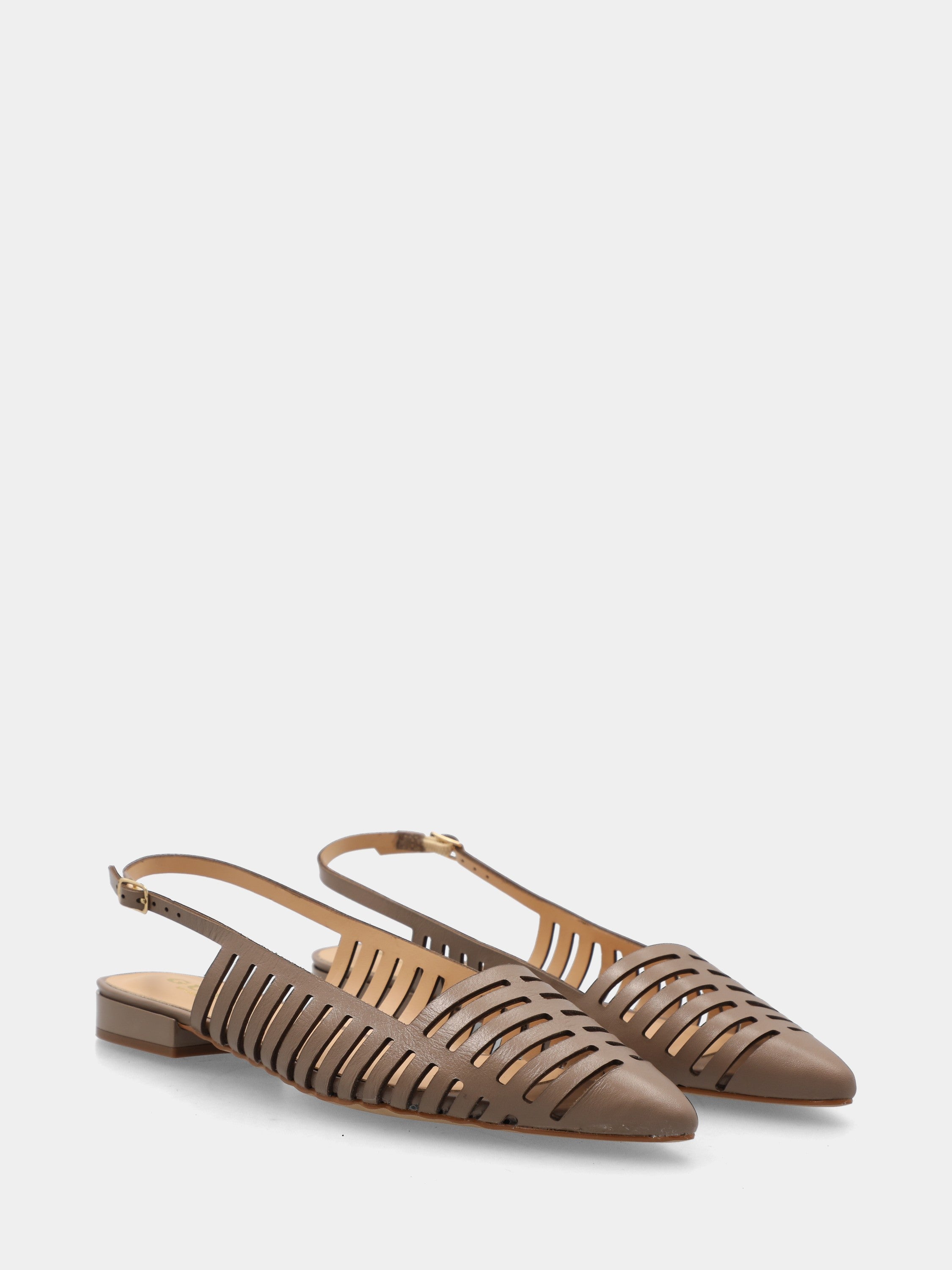 Slingback in vitello grigio con feritoie laser