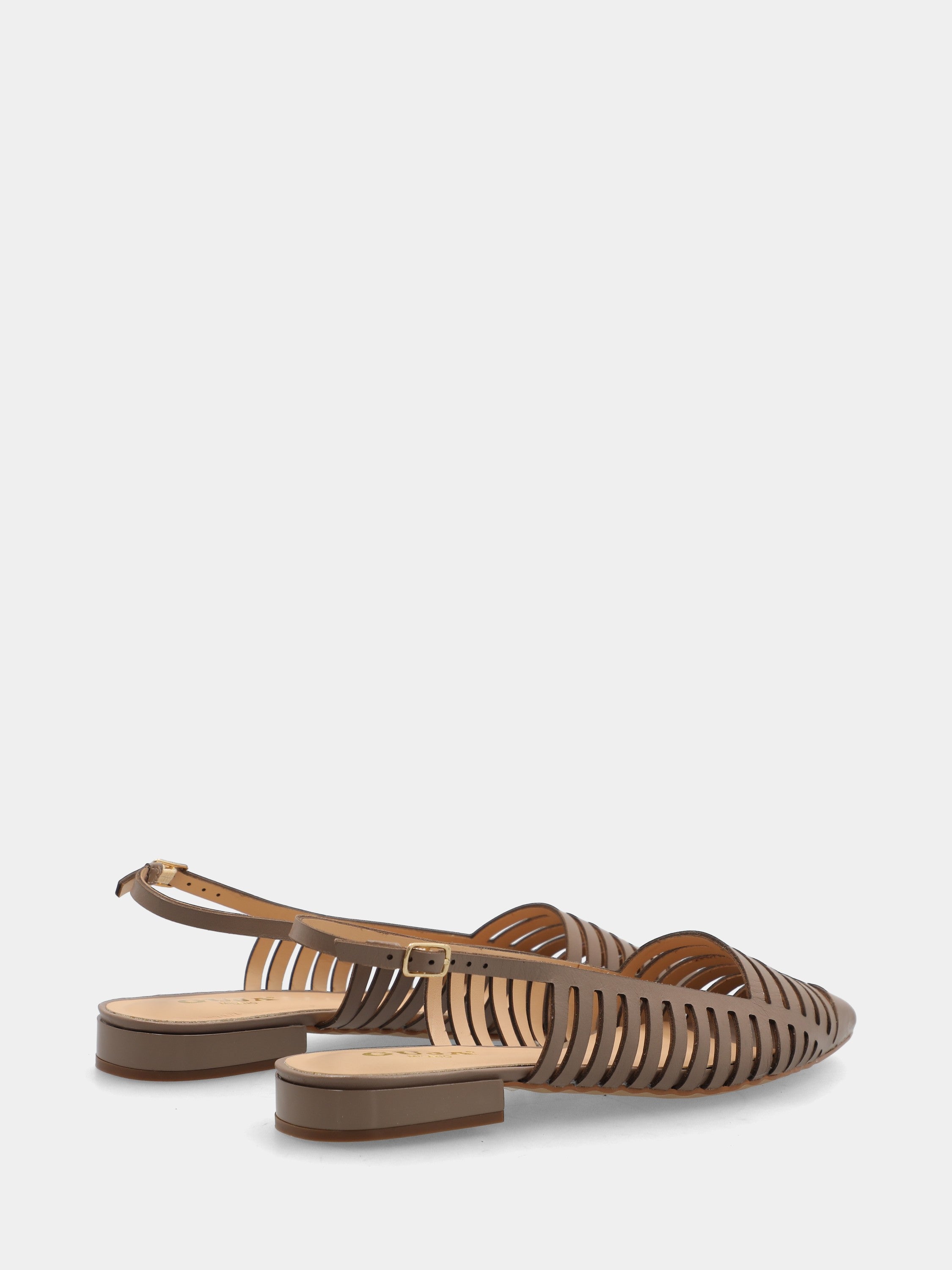 Slingback in vitello grigio con feritoie laser
